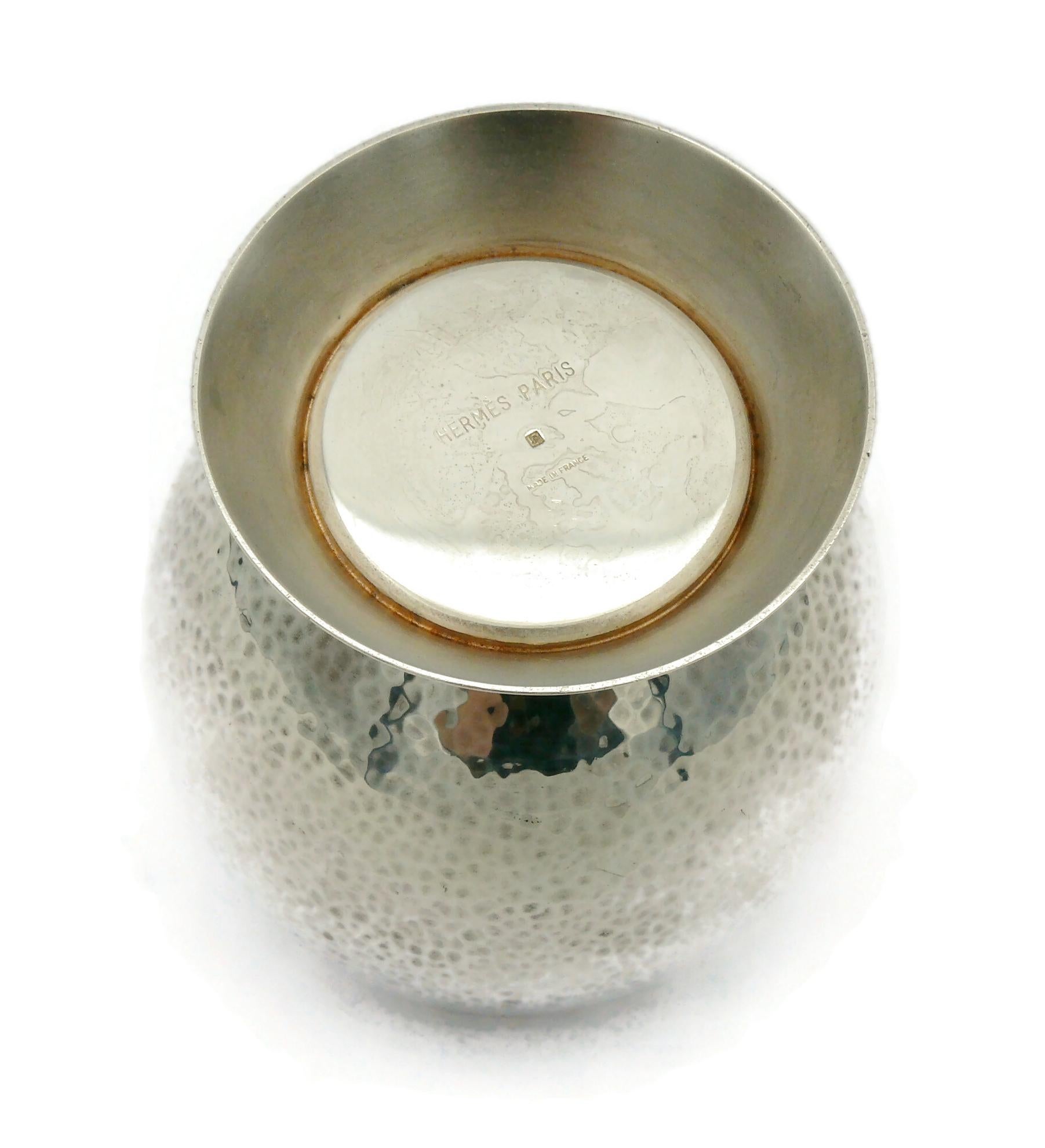 HERMÈS, petit vase vintage en métal argenté martelé en vente 3