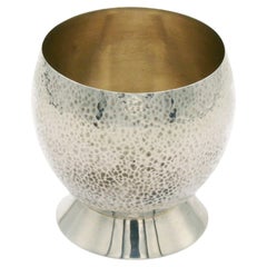 HERMÈS, petit vase vintage en métal argenté martelé