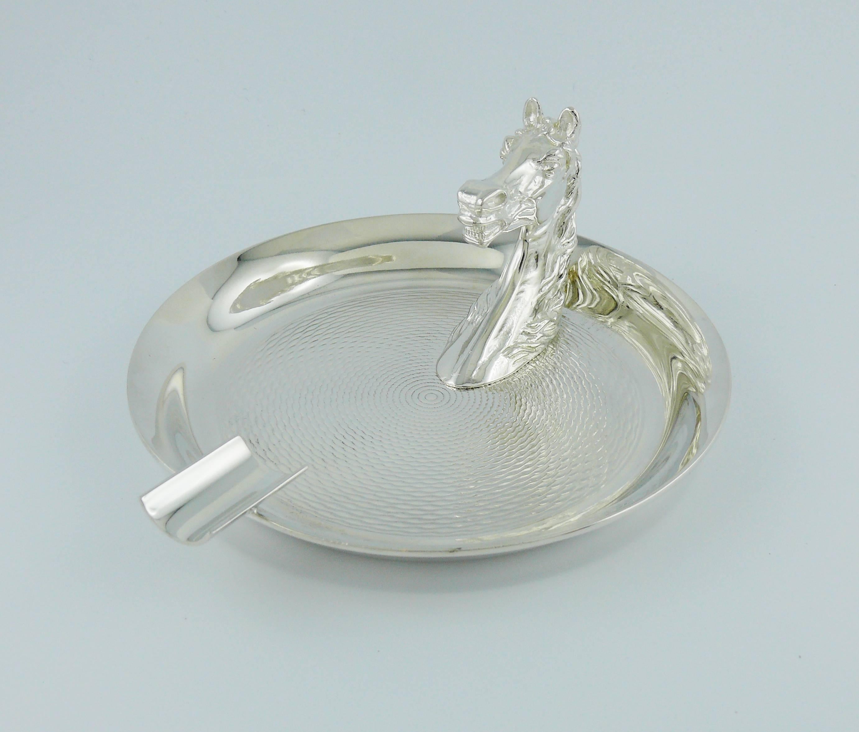 HERMES vintage silver plated horse head equestrian ashtray.

Marked HERMES Paris.
Maker's hallmark.

Indicative measurements : diameter approx. 12 cm (4.72 inches) / horse head height approx. 5 cm (1.97 inches).

CONDITION CHART
- New or never worn