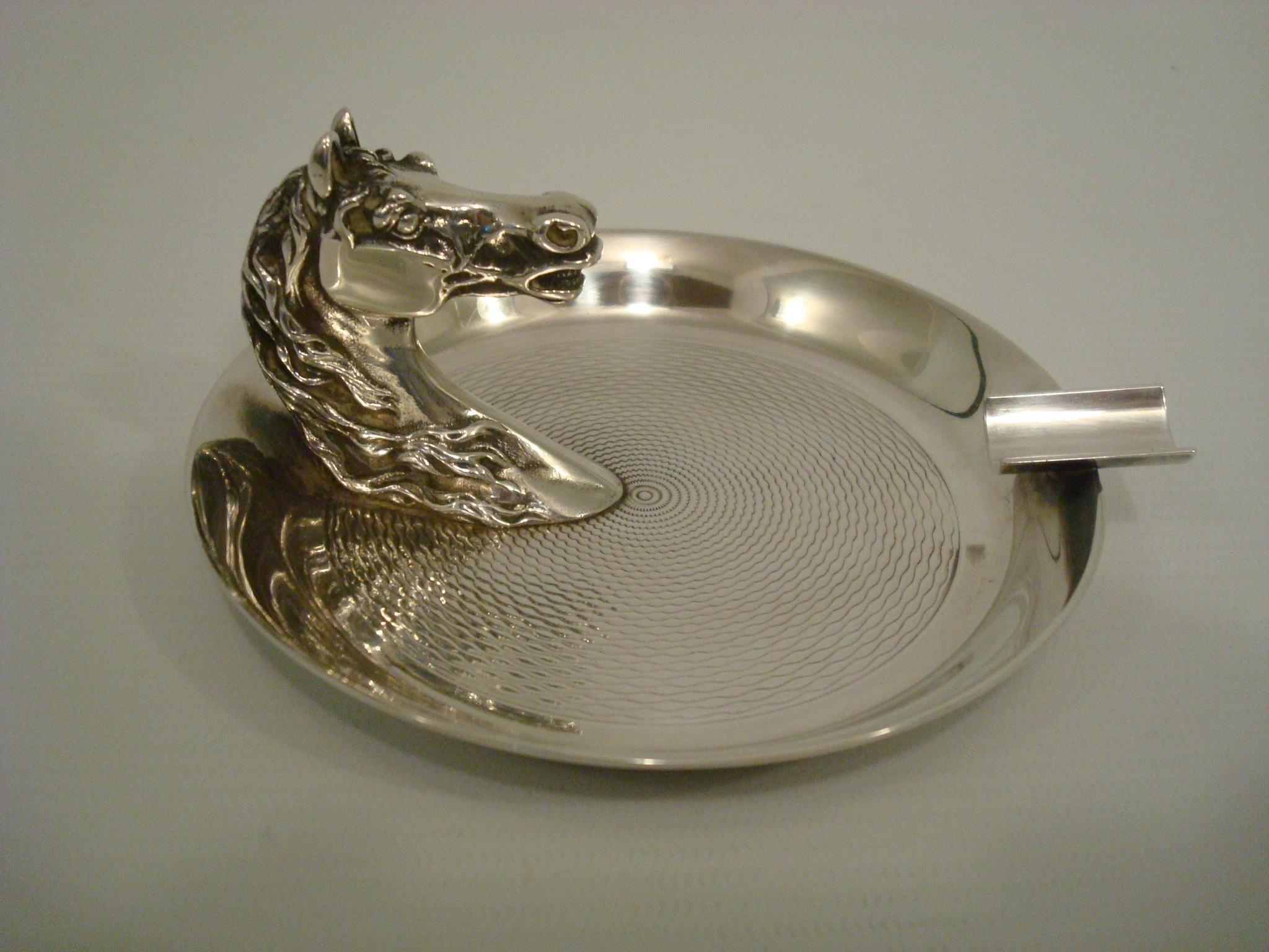 Hermès vintage silver plated horse head equestrian ashtray. Can be used for cigars and cigarettes. Very chic!

Marked HERMES Paris.
Maker's hallmark.

