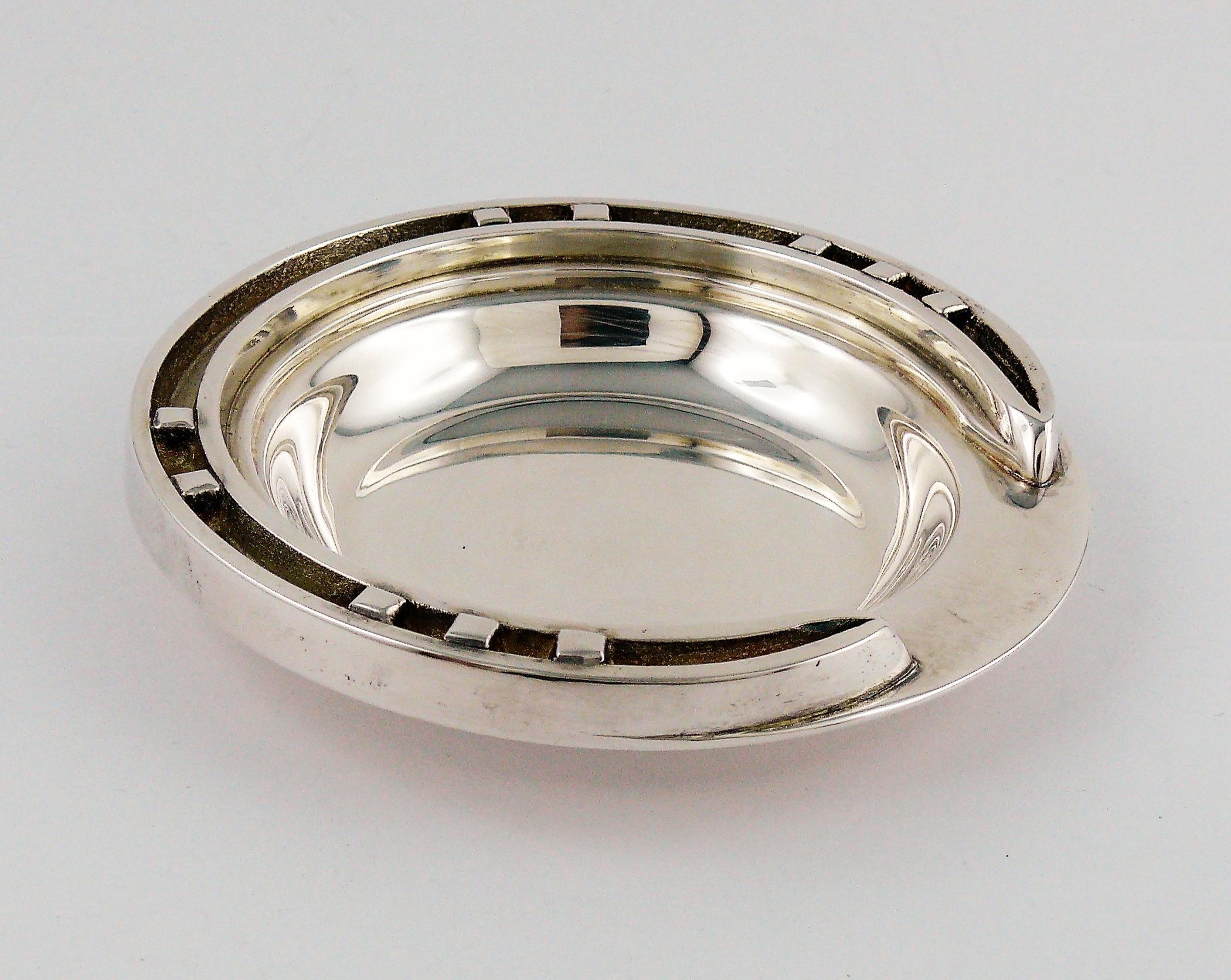 HERMES vintage silver plated horseshoe motif dish.

Marked HERMES Paris.
RAVINET D'ENFERT hallmark.

Indicative measurements : diameter approx. 9 cm (3.54 inches).

CONDITION CHART
- New or never worn : item is in pristine condition with no