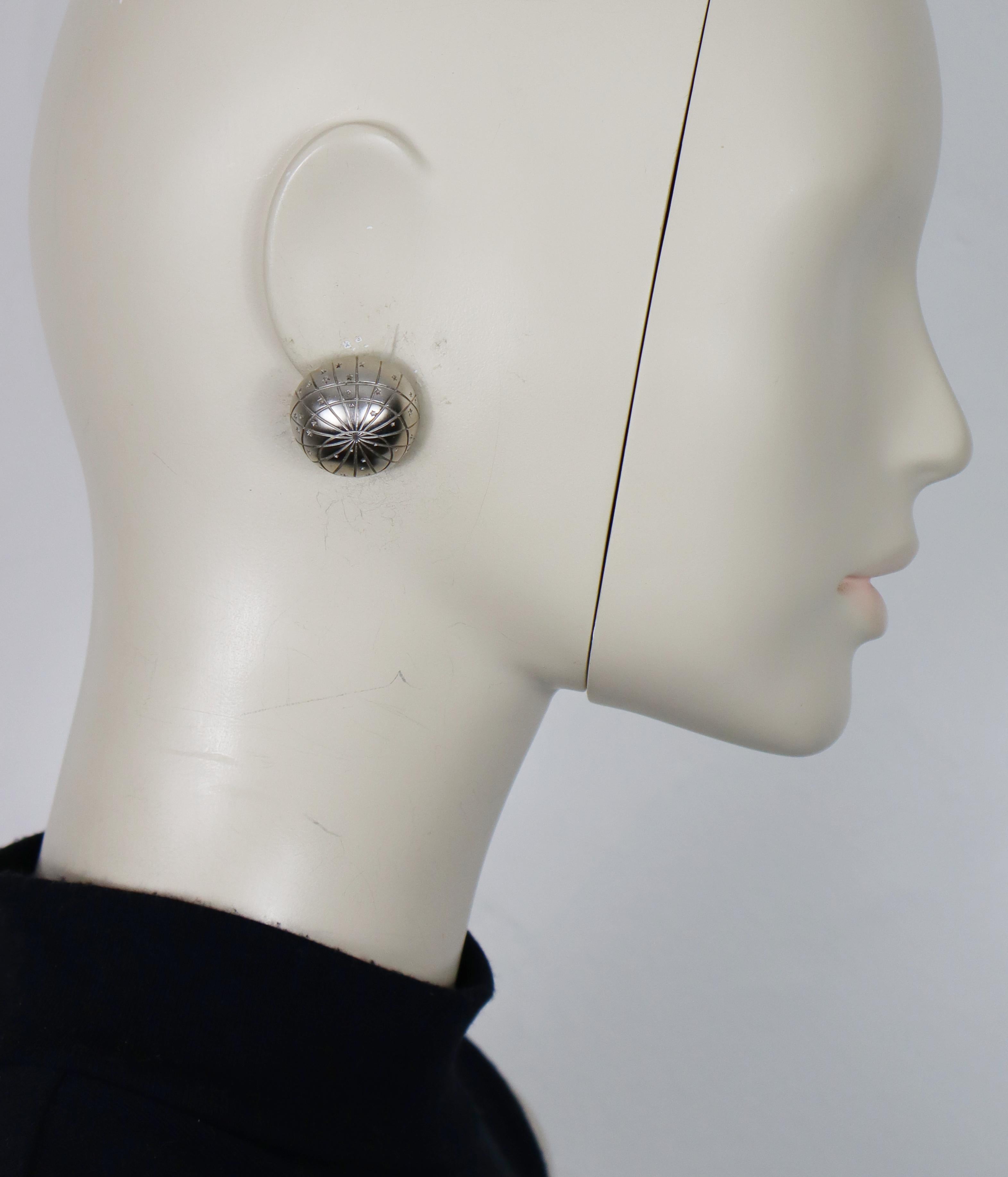 Pendientes de clip de cúpula celeste HERMES vintage en tono plateado.

Grabado HERMES BIJOUTERIE FANTAISIE PARIS.
Marca 