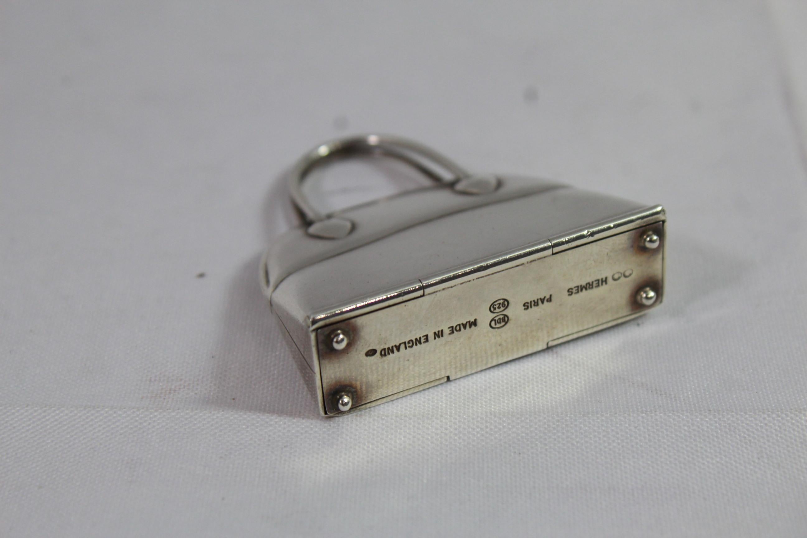 Hermes Bolid pill box in sterling silver.
Size 4.5*4.7 cm
Good viintage condition.
Signes in the bottom
