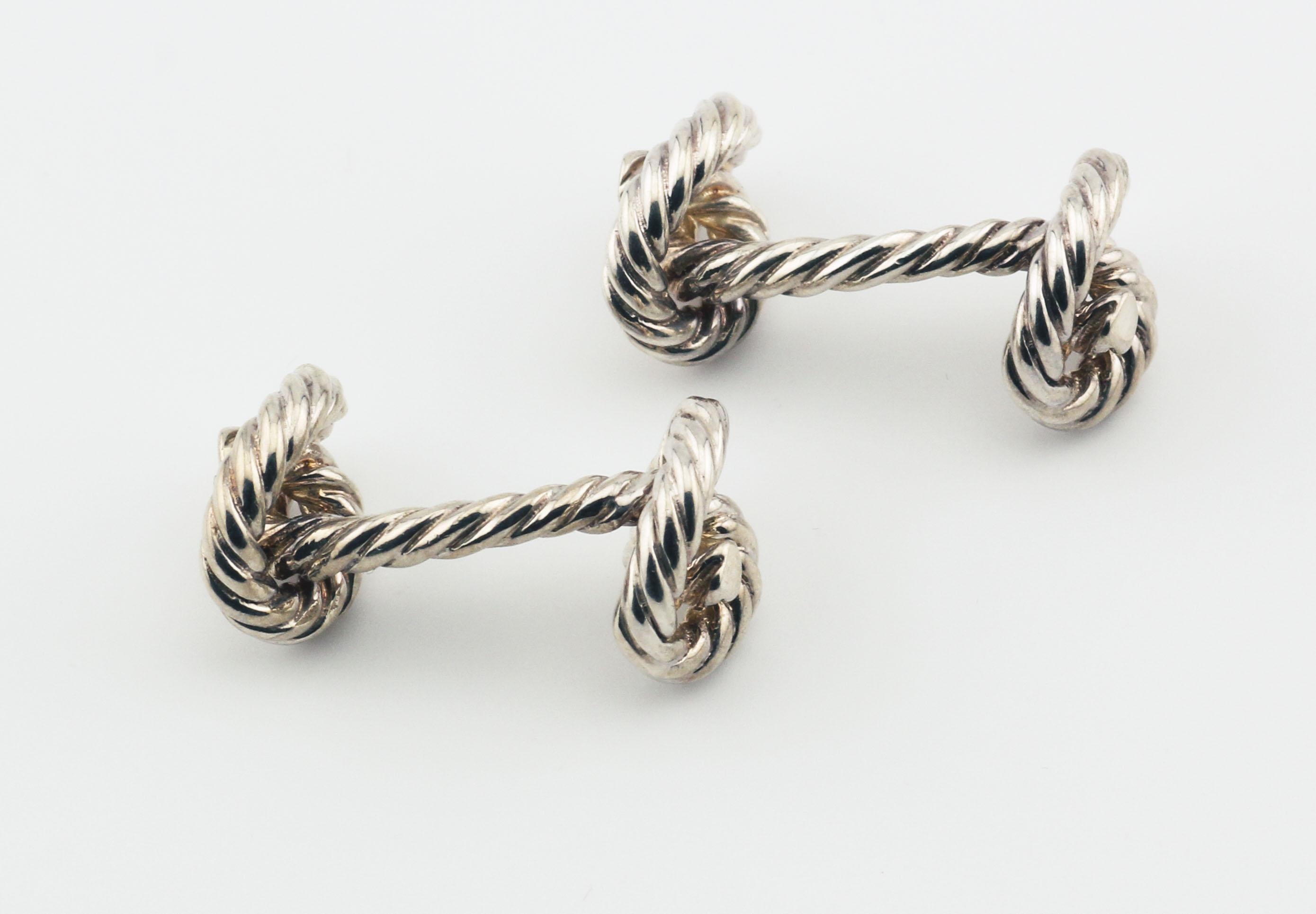 Les boutons de manchette Hermes Vintage By en argent sterling exhalent une élégance intemporelle et une sophistication raffinée. Fabriqués en argent sterling de première qualité, ces boutons de manchette témoignent d'une attention méticuleuse aux