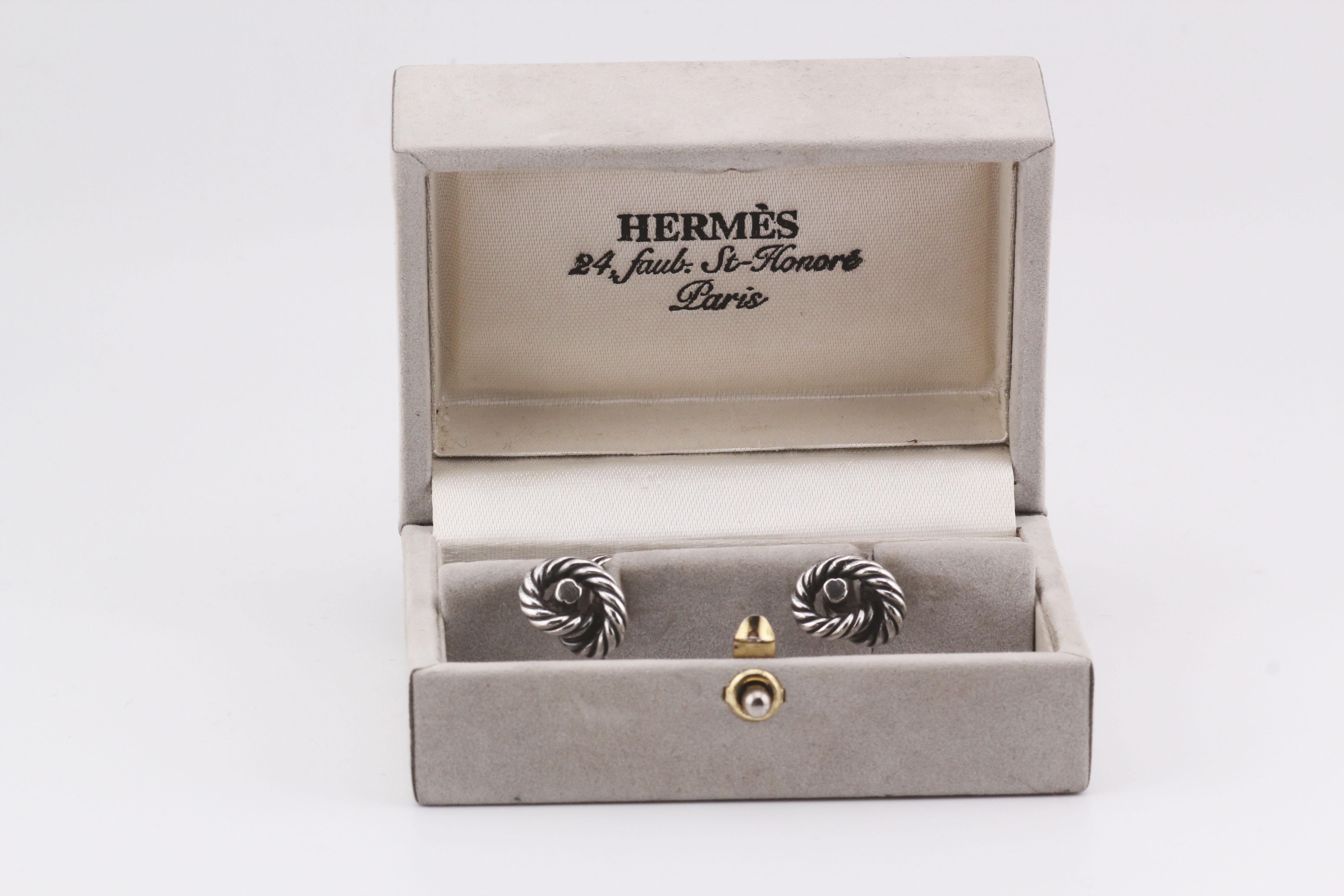 Die Hermes Vintage Sterling Silver Knot Cufflinks strahlen zeitlose Eleganz und raffinierte Raffinesse aus. Diese Manschettenknöpfe sind aus hochwertigem Sterlingsilber gefertigt und zeichnen sich durch die für die geschätzte Marke Hermes
