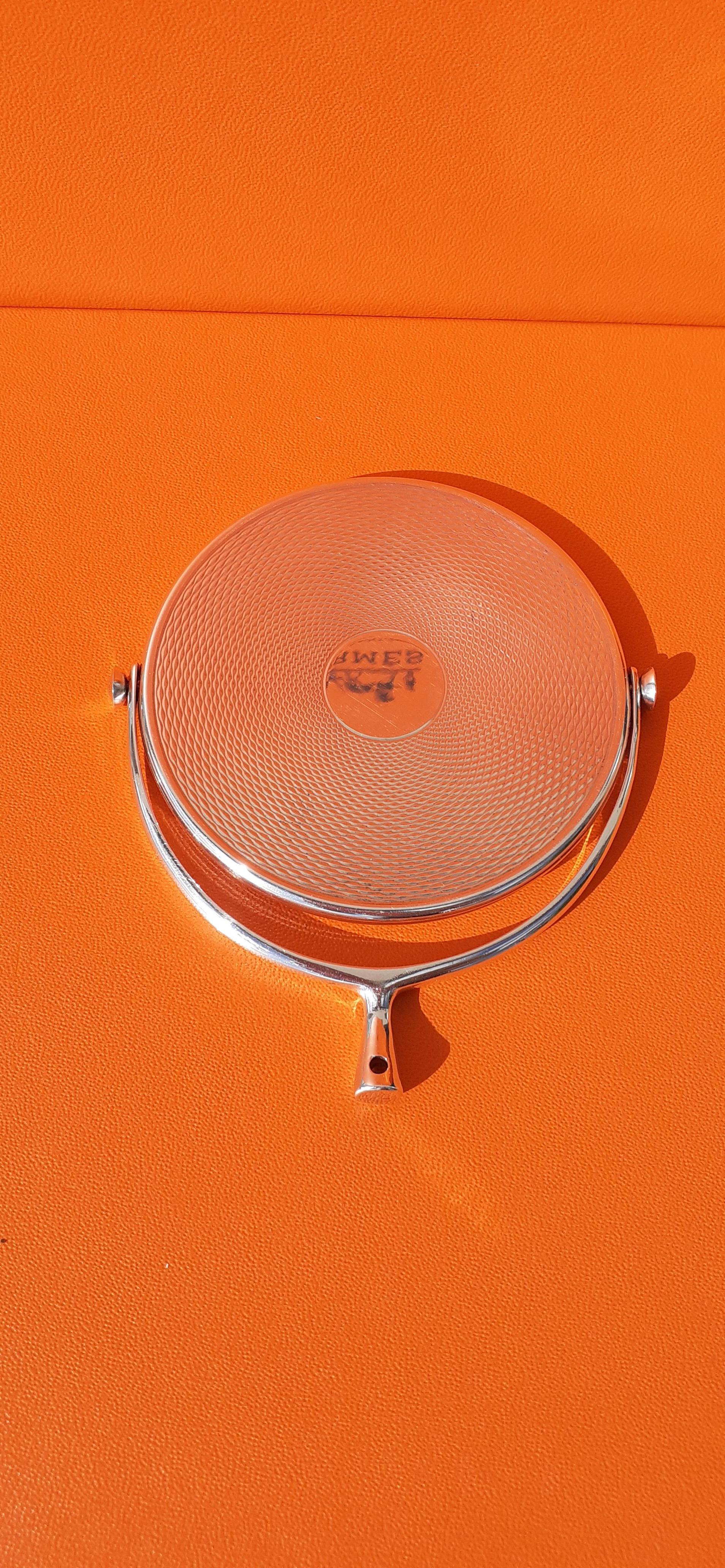 Espejo de bolsillo Hermès Vintage con forma de estribo en guilloché plateado para bolso de mano en venta 5