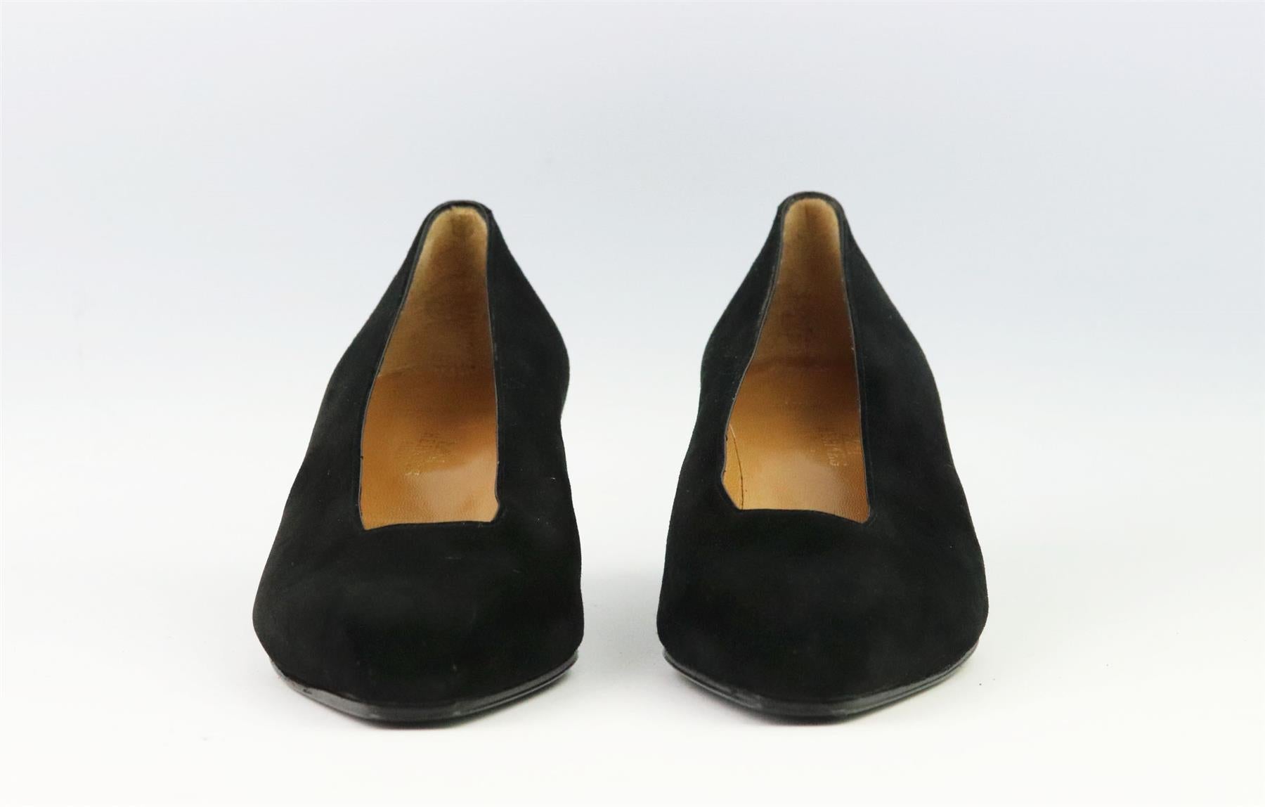 These vintage pumps by Hermès are a classic style that will never date, made in Italy from supple suede leather, they have almond toes and square shape to take you from morning meetings to dinner with friends. Heel measures approximately 63 mm/ 2.5