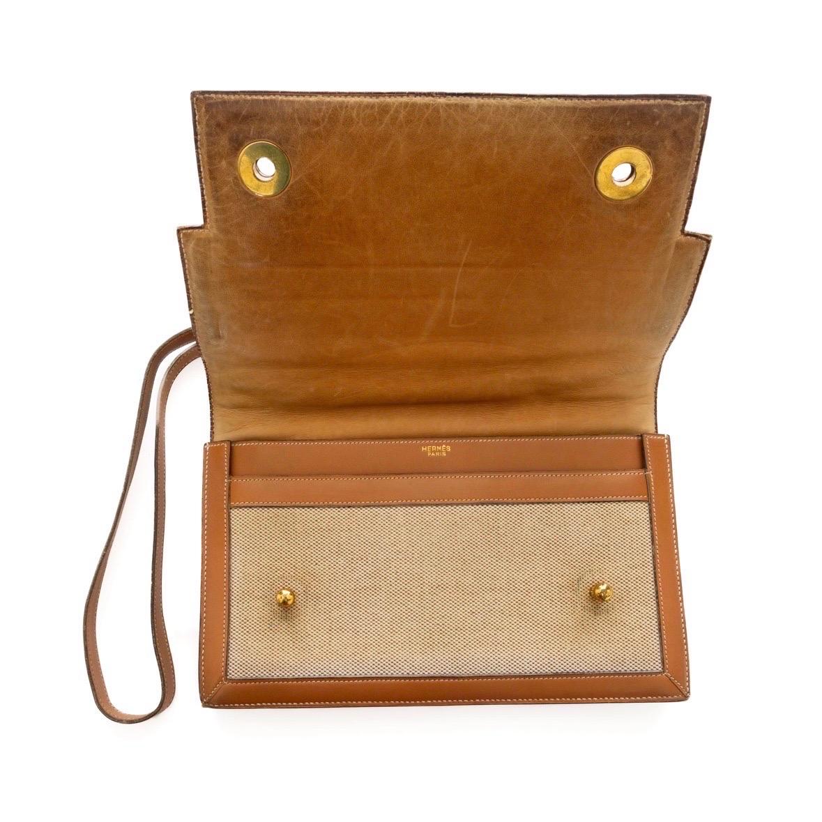 Hermès Vintage Tan Leather and Canvas Piano Shoulder Bag (Circa 1960s) For Sale 9