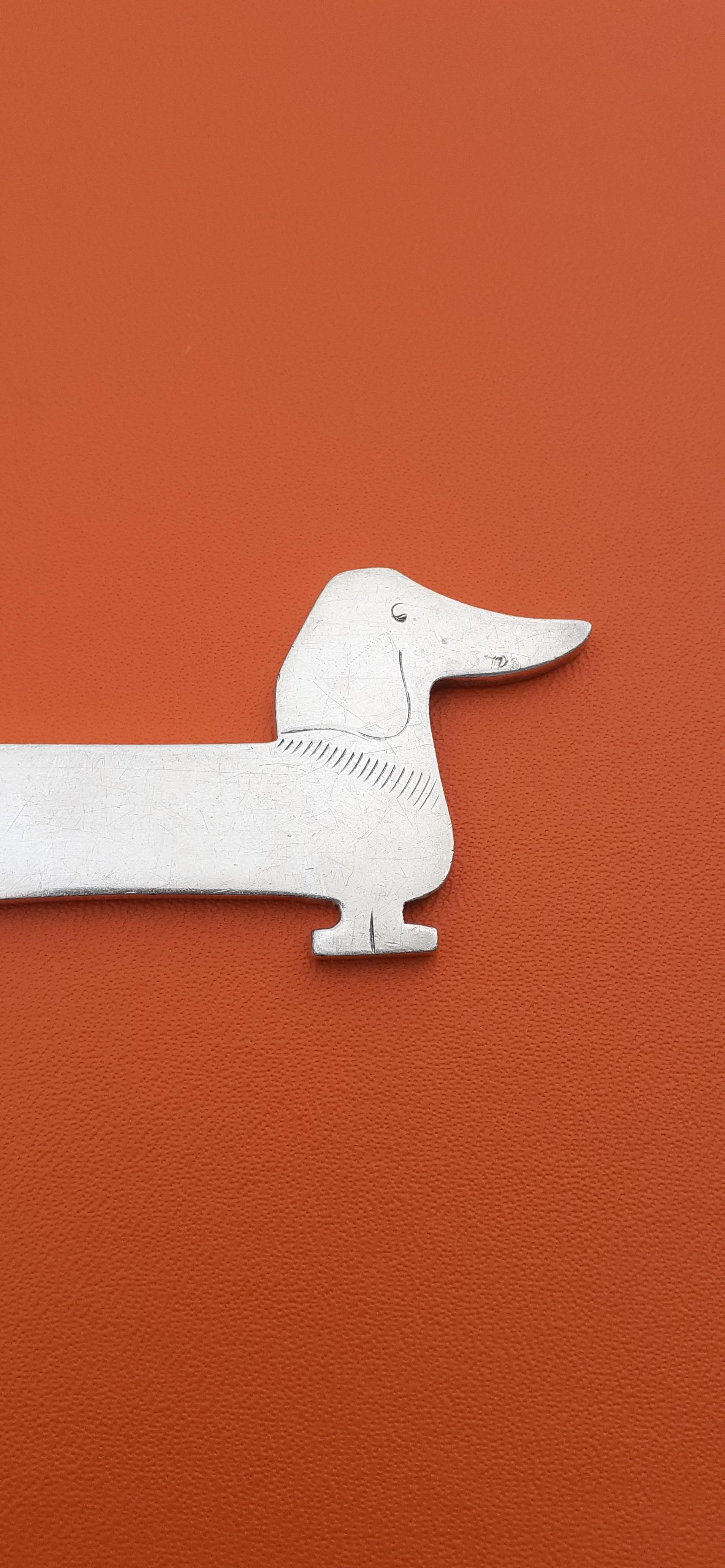 Außergewöhnlich authentischer Hermès Brieföffner

Absolut atemberaubend, ein seltenes Sammlerstück

Dackel Hund geformt

Vintage Artikel ! Super Rare, ein Gral

Hergestellt aus Nicht-Edelmetall

Farbgebung: silbern


