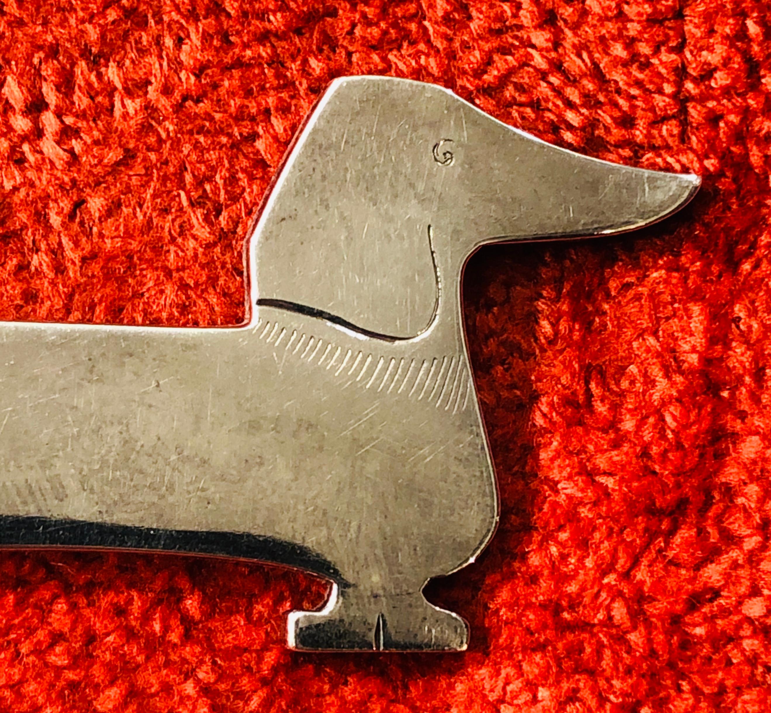 Exceptional Authentic Hermès Letter Opener

Absolutely stunning, a rare collector item

Dachshund shaped

Made in France

Vintage Item ! Super Rare, a Grail

Made of Sterling Silver 

