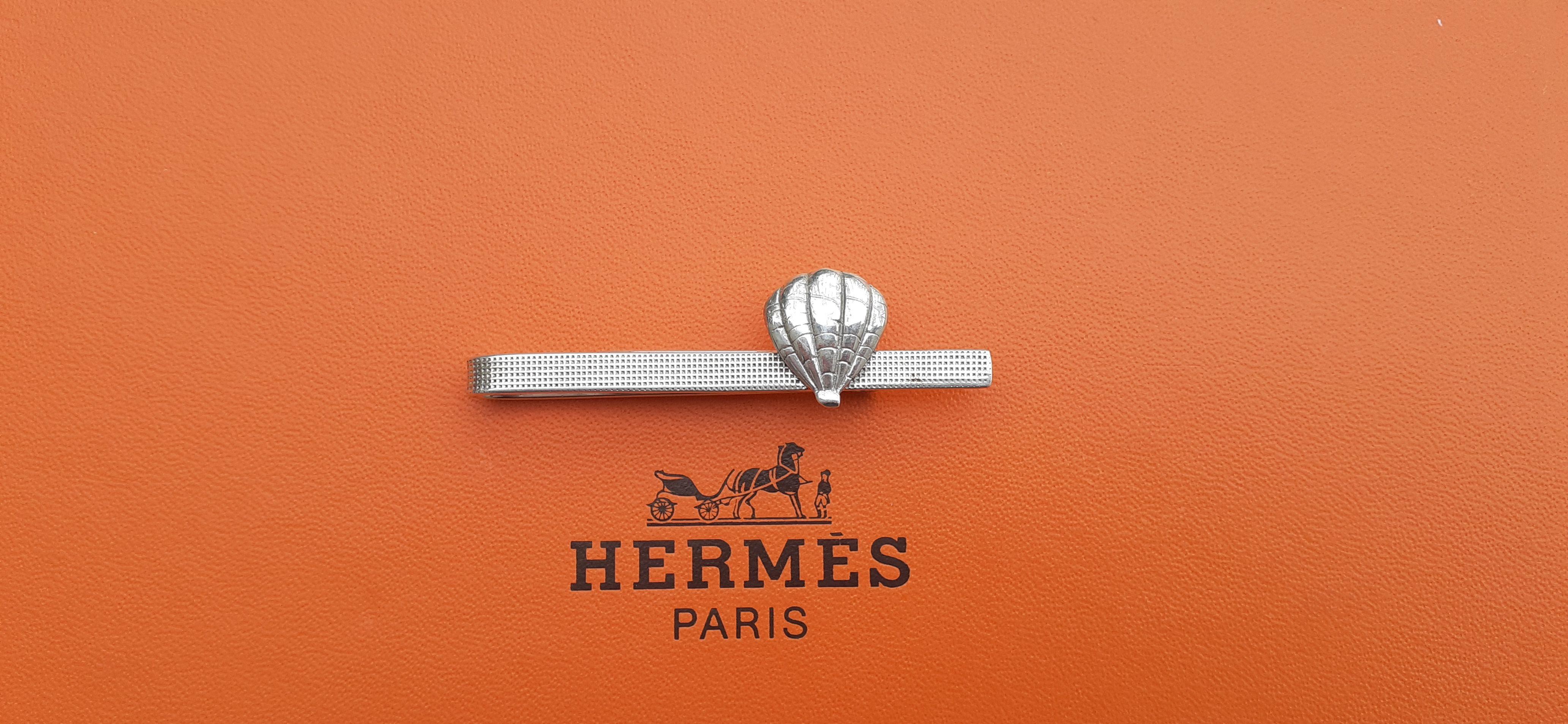 Ravissante et rare pince à cravate Hermès authentique

En forme de montgolfière ou de coquillage

Vintage By

En argent

