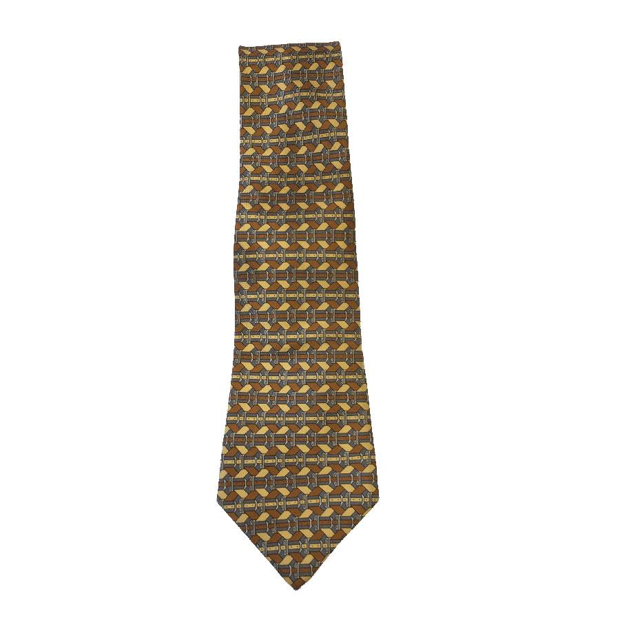 Hermès vintage tie in gray, brown and light yellow printed silk.

In very good condition, made in France.

Dimensions: bottom width: 9 cm, total length : 150 cm

Will be delivered in a new, non-original dust bag
