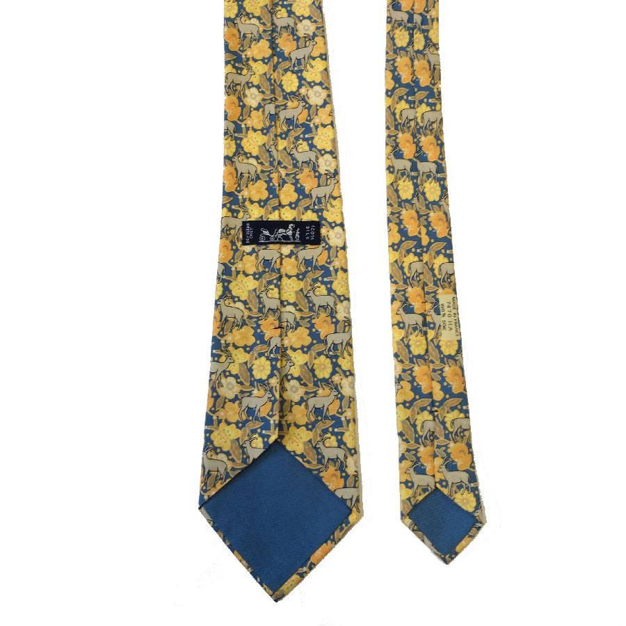 Hermès vintage tie in yellow, orange and blue printed silk.

In very good condition. Made in France.

Dimensions: bottom width: 9 cm

Will be delivered in a new, non-original dust bag