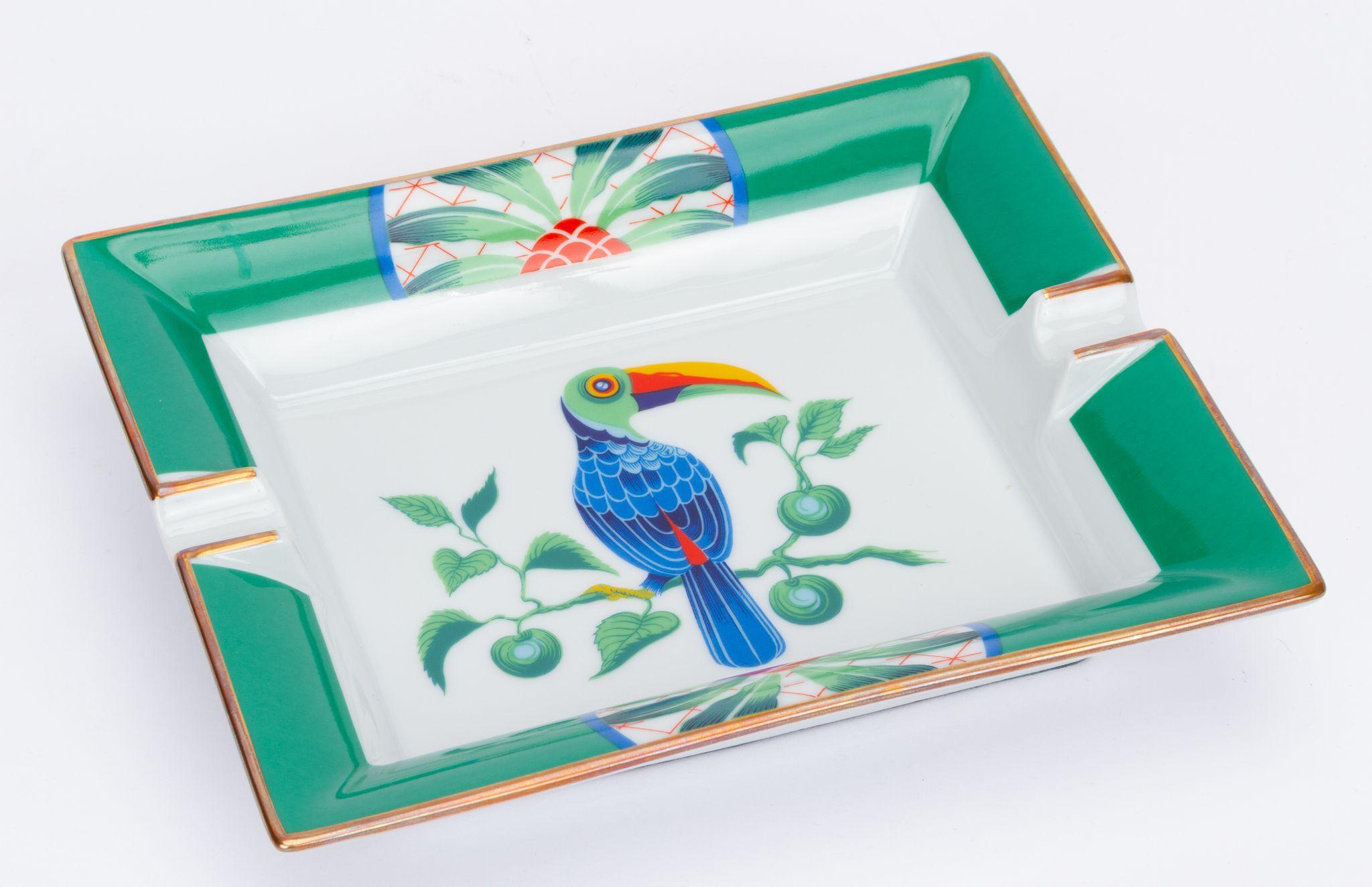 Hermès Vintage Aschenbecher in grün mit dem Bild eines Tukans in der Mitte. Das Stück ist in ausgezeichnetem Zustand und wird mit der Originalverpackung geliefert.
