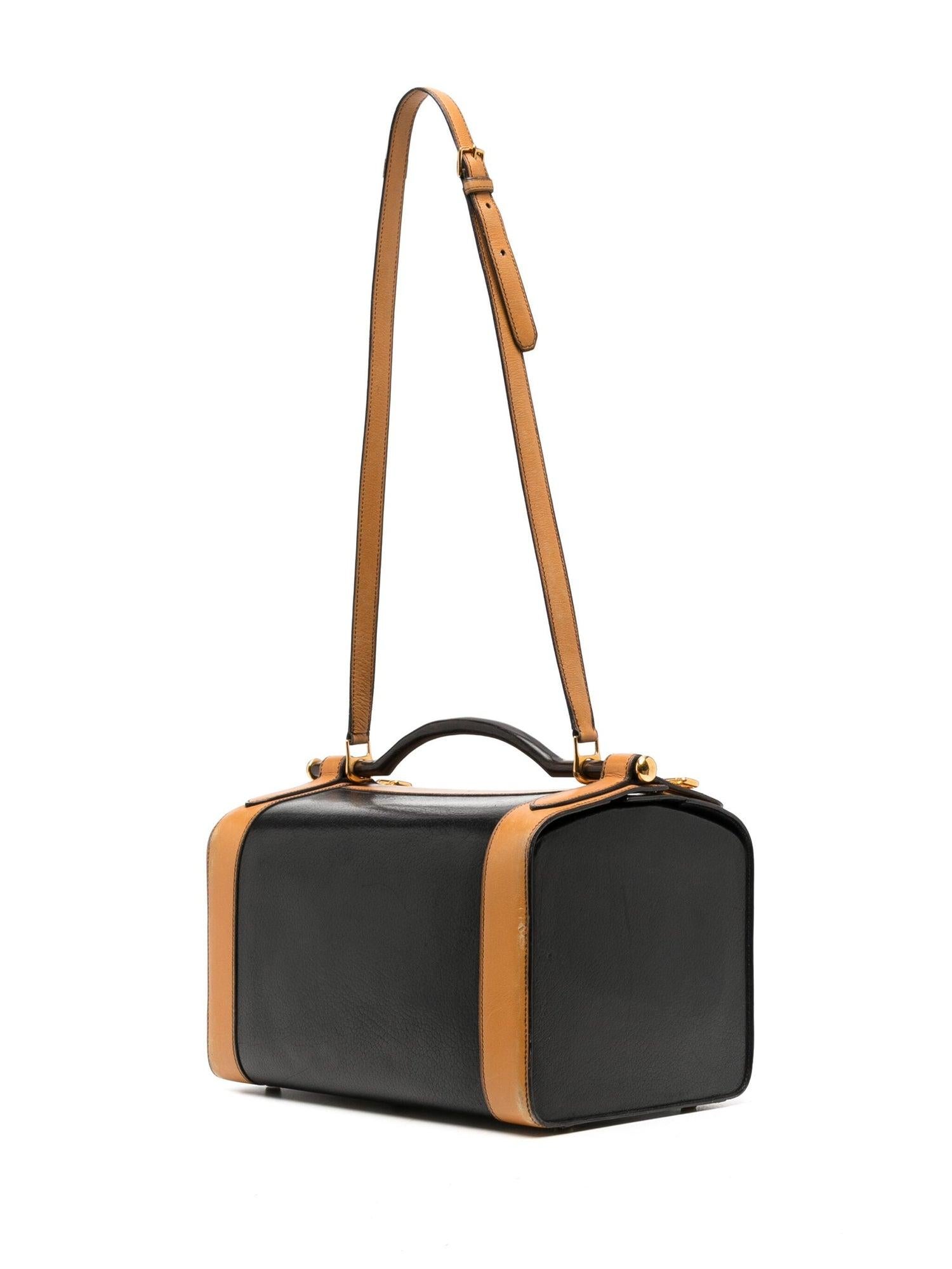 Brown
Gold-tone hardware
Single wooden top handle
Adjustable detachable shoulder strap
Adjustable shoulder strap
Main compartment
Internal zip-fastening pocket
Internal elasticated slip pocket
Condition: This previously owned and used item is in