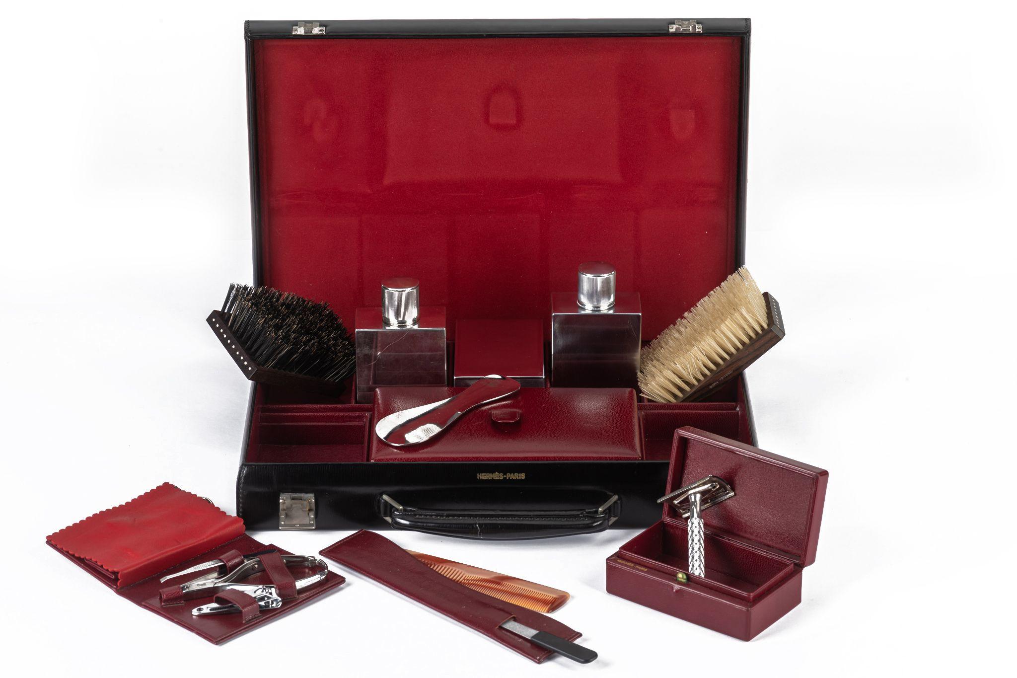 Ce vanity case Vintage Hermès en cuir bordeaux est en excellent état, il est complet, il ne manque aucune pièce. Livré avec sa boîte d'origine.