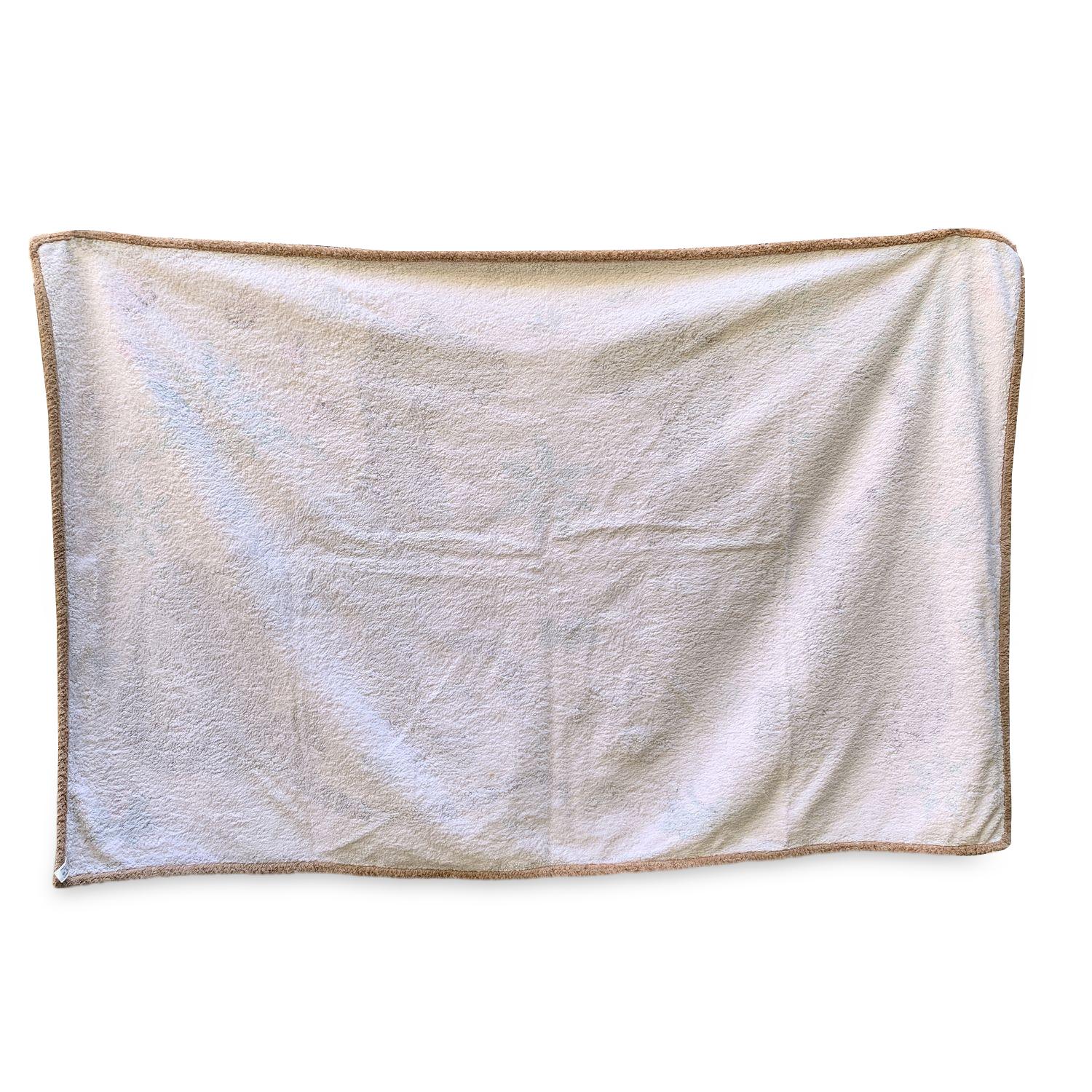 Vintage Hermes Terrycloth Cotton Large Beach Towel with Leopards design. 100% cotton. Beige border. Plain white back. Measurements: 36 x 59 inches - 91.5 x 149,86 cm.

Details

MATERIAL: Cotton

COLOR: White

MODEL: -

GENDER: Unisex Adults

COUNTRY