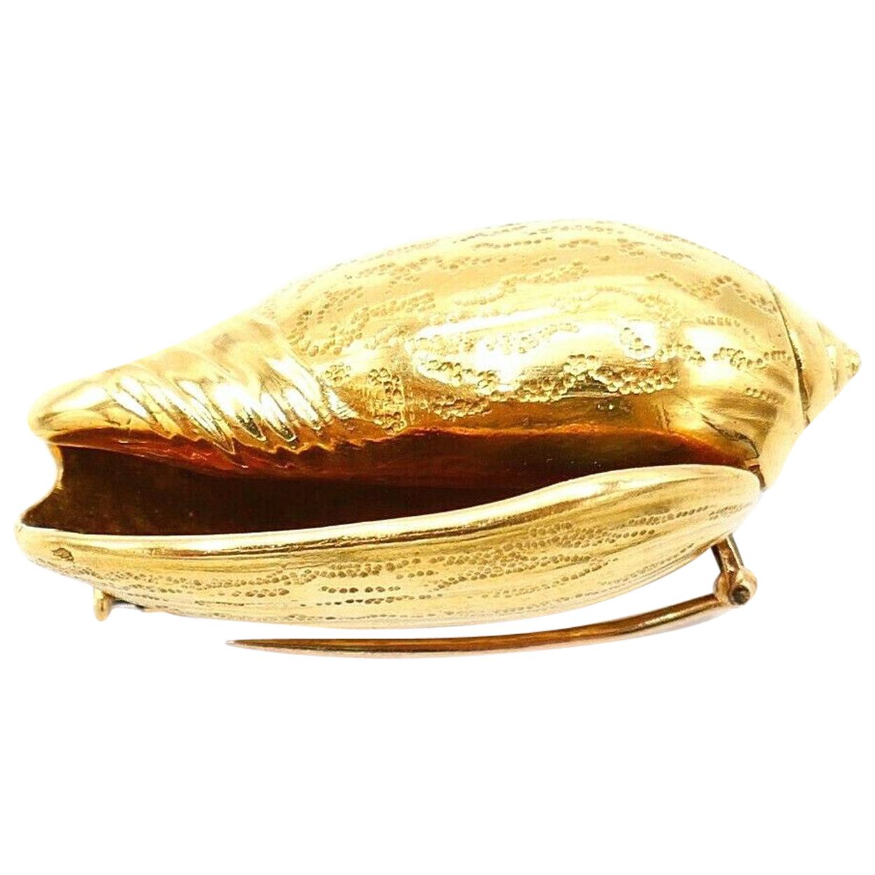 Adorable vintage Snail Shell pin brooch made by Hermès of 18k textured yellow gold. Stamped with Hermès maker's marks and a French mark.
Measurements: 1 3/4