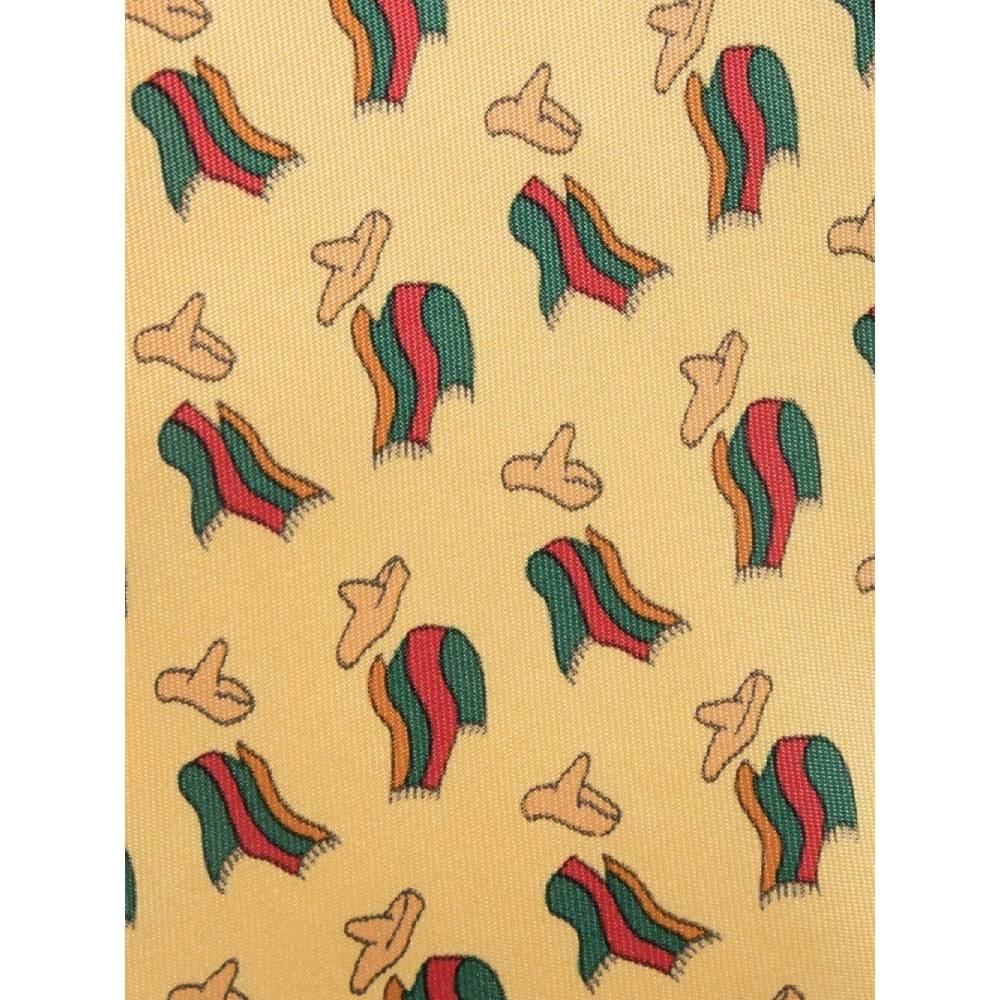 Hermès yellow silk 2000s tie with red and green ponchos and hats prints. Pointed design model.

Measurements
Width: 9 cm

Product code: A6443

Composition: 100% Silk

Made in: France

Condition: Very good conditions
