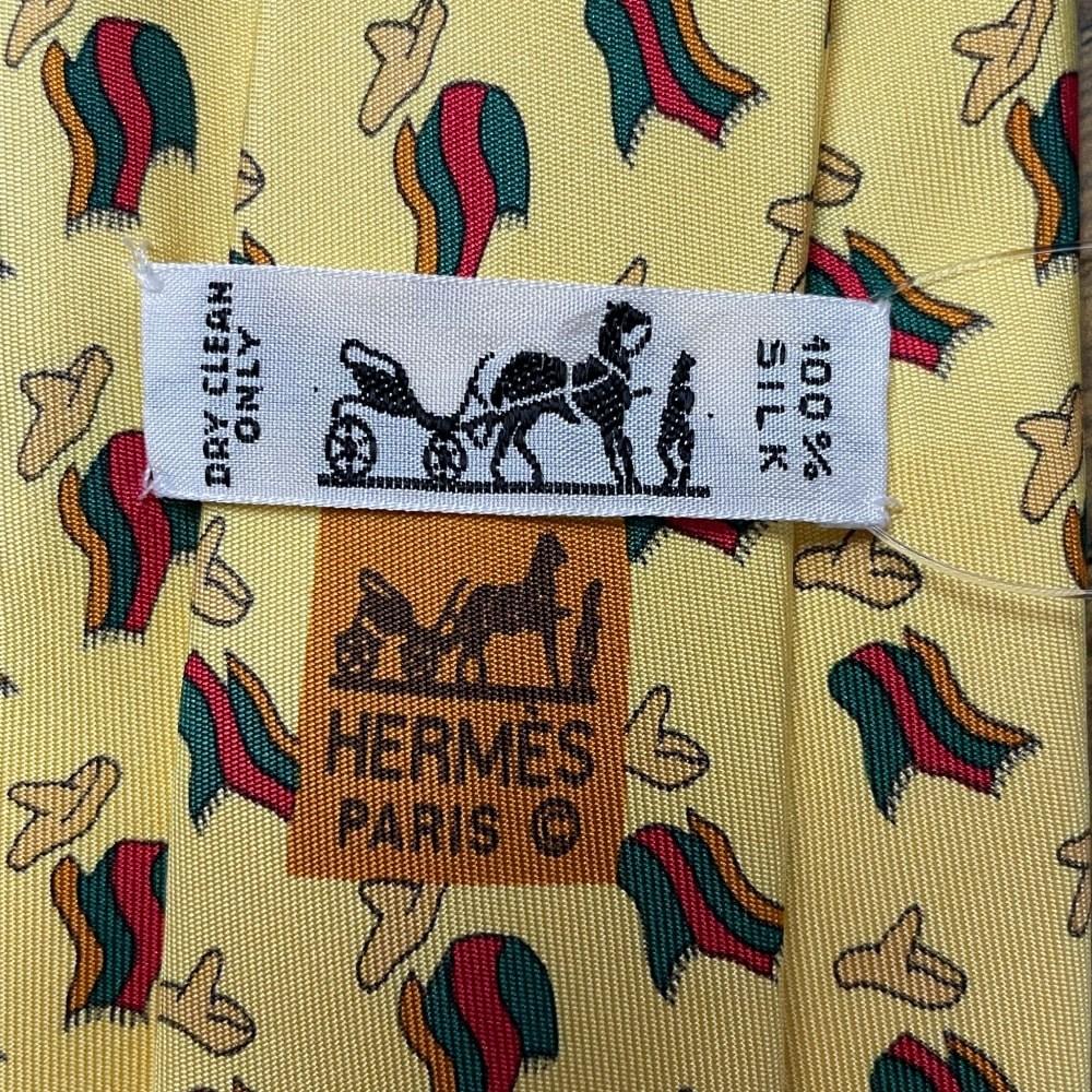 Hermès Vintage 2000s cravate en soie jaune avec ponchos et chapeaux imprimés Excellent état à Lugo (RA), IT