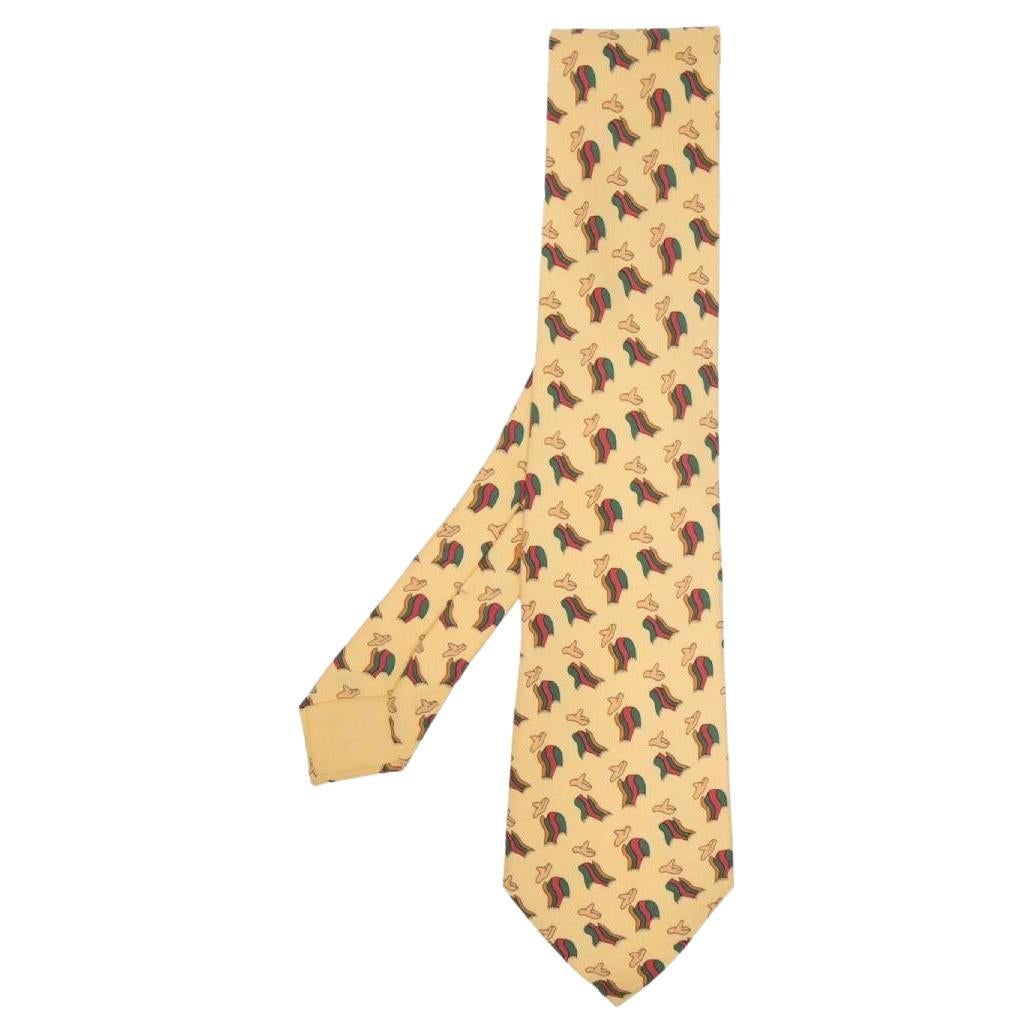 Hermès Vintage 2000s cravate en soie jaune avec ponchos et chapeaux imprimés