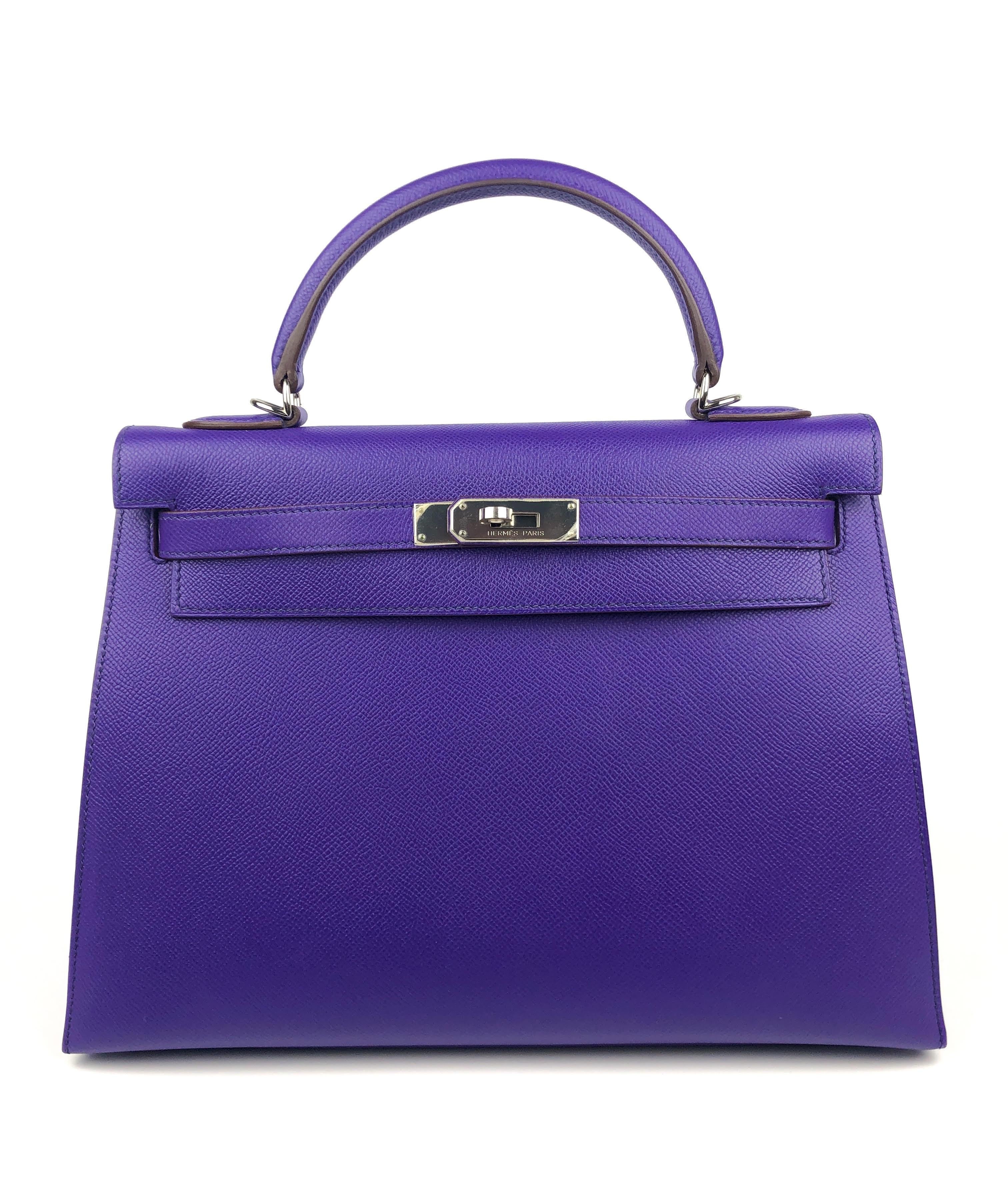 Diese authentische Hermès Violet Epsom 32 cm Kelly Sellier ist in tadellosem Zustand mit dem Schutz Kunststoff intakt auf die Hardware.     Hermès-Taschen gelten weltweit als der ultimative Luxusartikel.  Jedes Stück wird von Hand genäht, und die