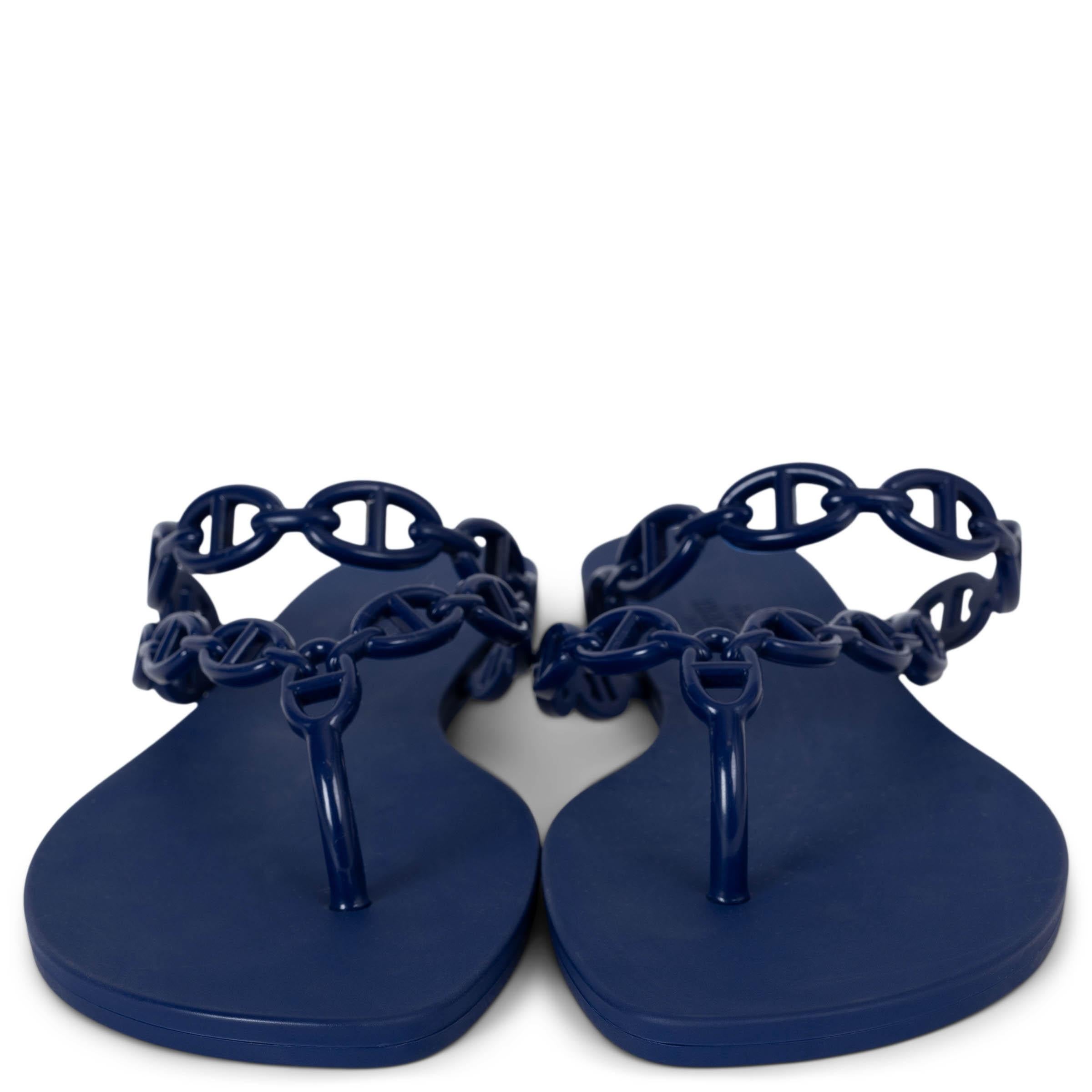 This 100% authentic Hermès Island thong sandals in Violet Iris (dark purple) rubber offer a modern, minimalist design with a touch of iconic flair. Featuring multiple Chaine d'Ancre-inspired straps, they are flat and lightweight—perfect for