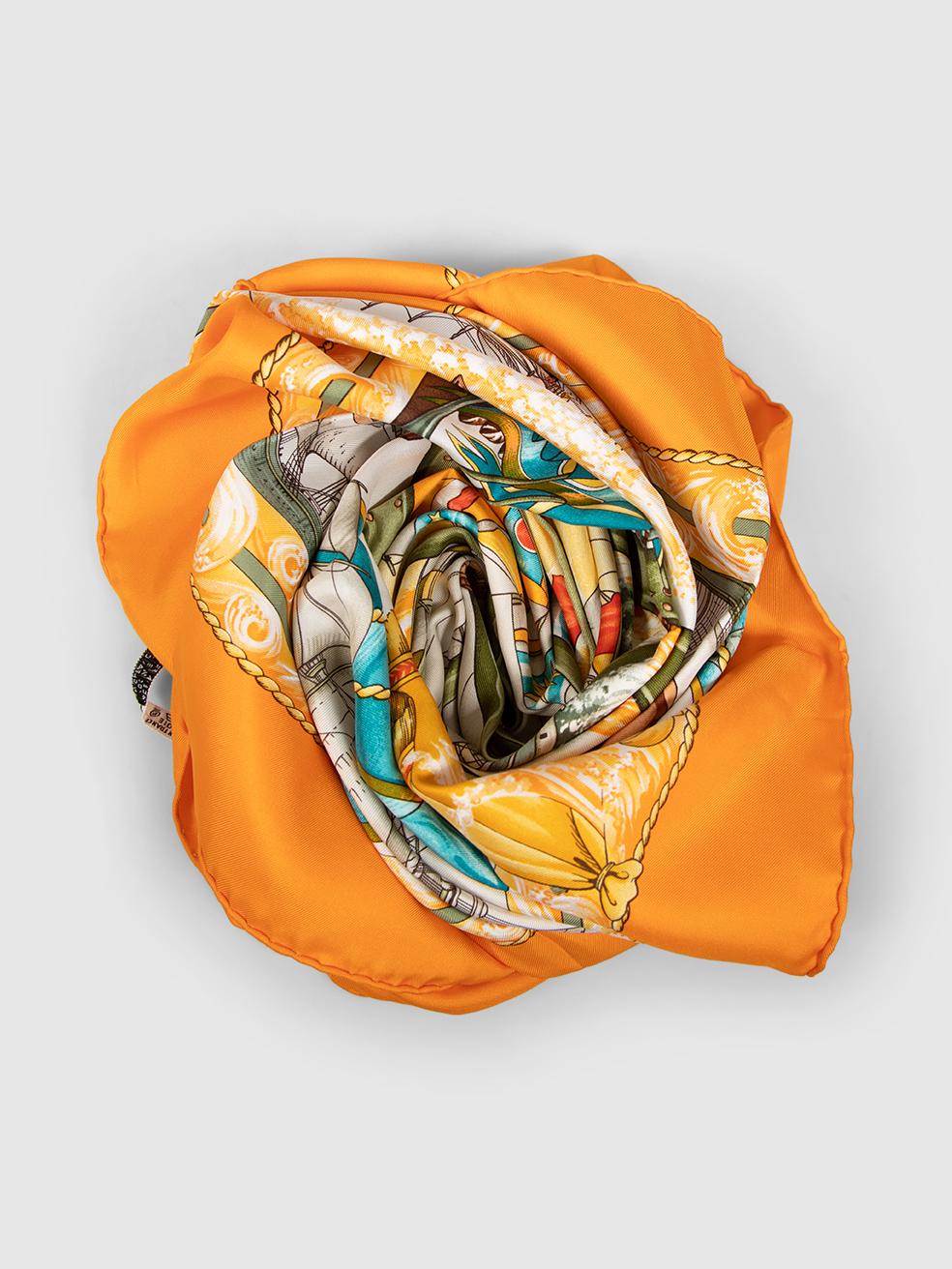 CONDIZIONE: molto buona. L'usura della sciarpa è minima. Minima decolorazione su tutta la parte anteriore, soprattutto sul bordo arancione. Cuciture allentate sull'orlo cucito a mano e un piccolo strappo alla trama sul bordo. L'etichetta di