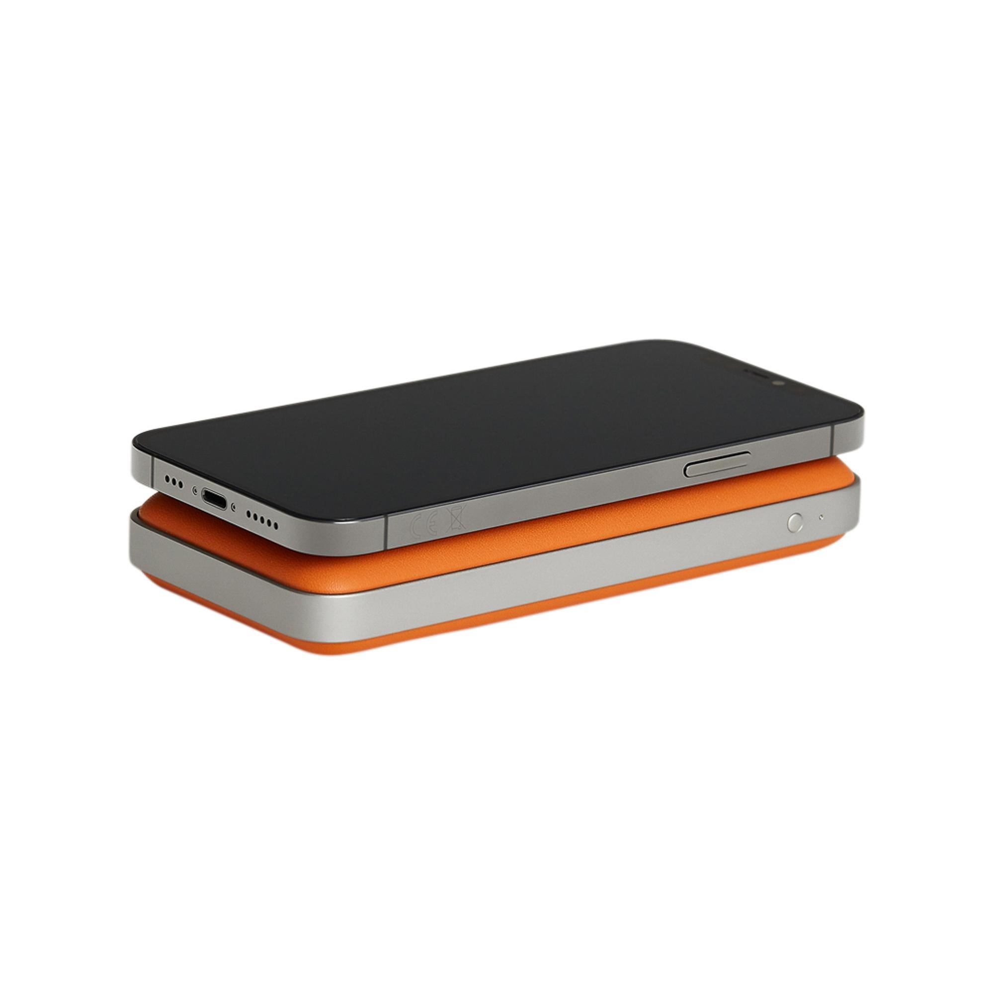 Mightychic offers an Hermes Volt'H Maxi Power Bank featured in Orange.
Swift leather and aluminum.
Cable free energy boost for your devices.
Place your Qi-enabled onto the charging surface.
You can charge two devices simultaneously.
The enclosed