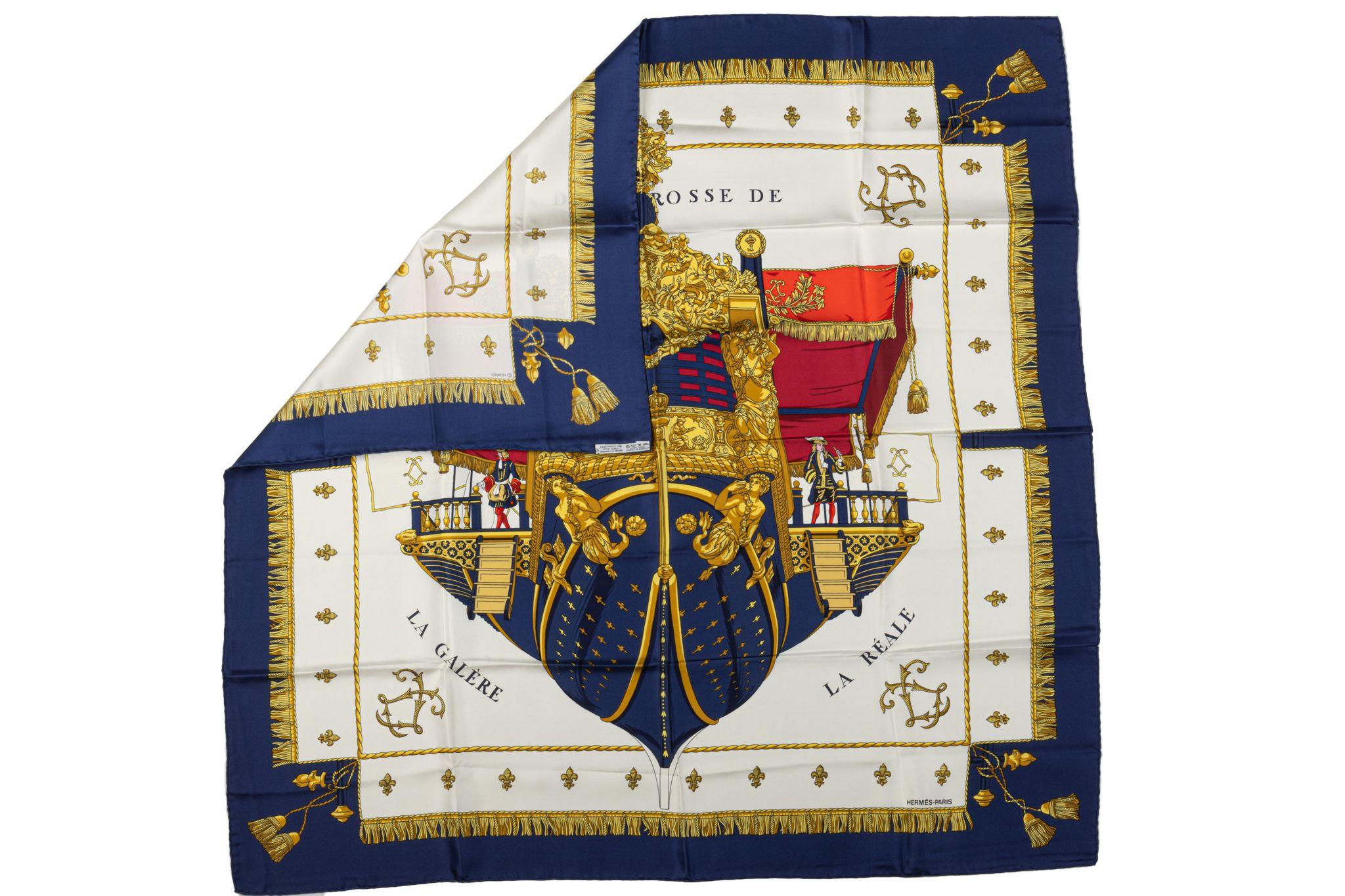 Foulard en soie Hermès Vue de la Carrosse, bleu, rouge et blanc. 100% soie, bord roulé à la main.