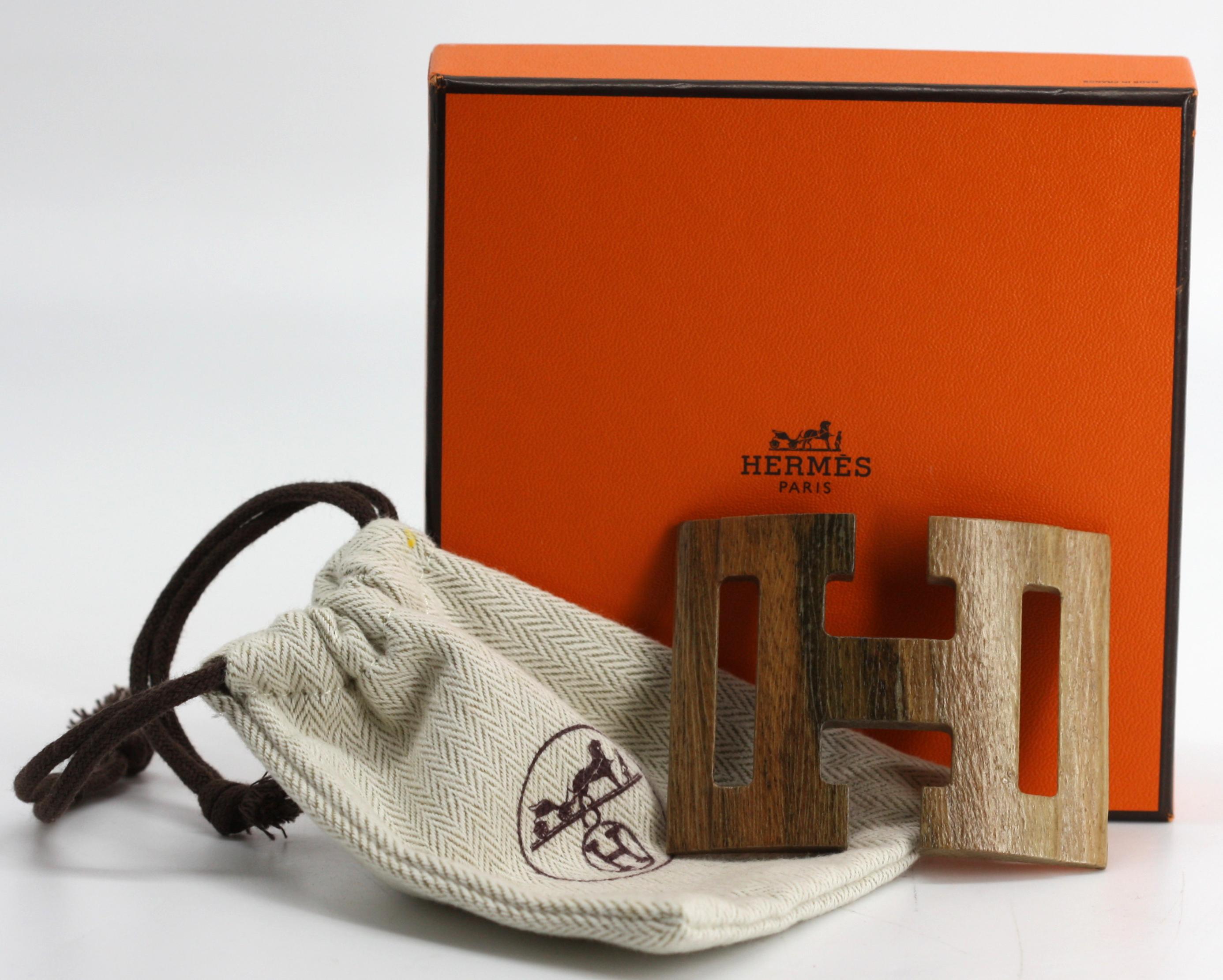 Anello sciarpa con fibbia H di Hermes in legno di noce In condizioni buone in vendita a West Palm Beach, FL
