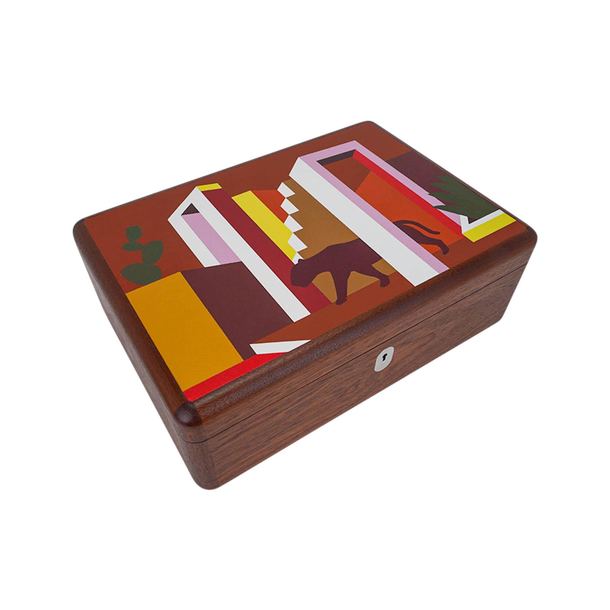 Mightychic offers an Hermes Casaque Felin Dans Un Jardin Mexicain Watch and Jewelry Box featured in Cuivre.
Beautifully showcased design by Jan Bajtlik in leather marquetry expressed in Evercolor, Epsom, Swift and goatskin .
Interior, for jewelry