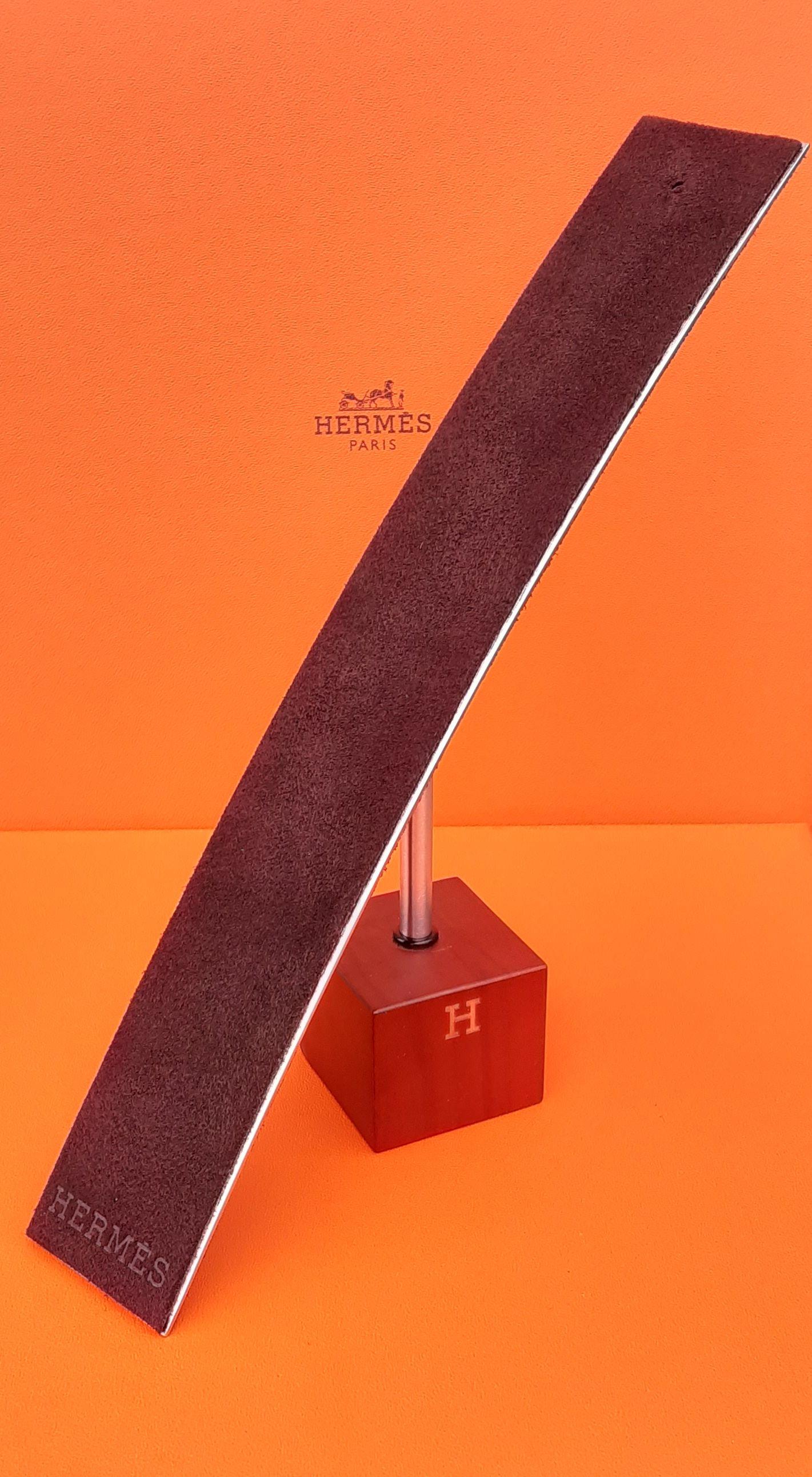 Rare Authentic Hermès Display Stand

Perfect for presenting your watch, necklace, bracelet

Composed of a swivel tray fixed on a wooden base

The tray is in silver metal covered with brown felt

