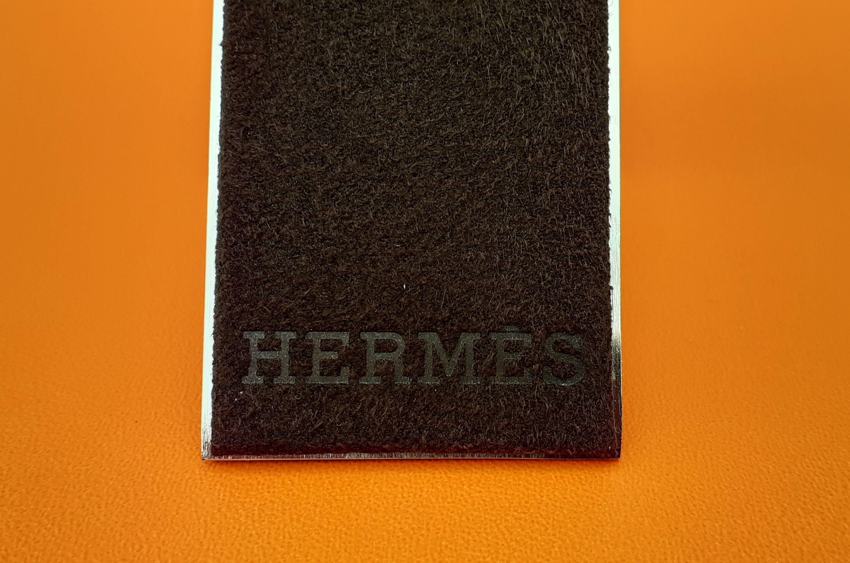 Hermès Uhren- oder Schmuckständer aus Filz und Holz für Damen oder Herren im Angebot