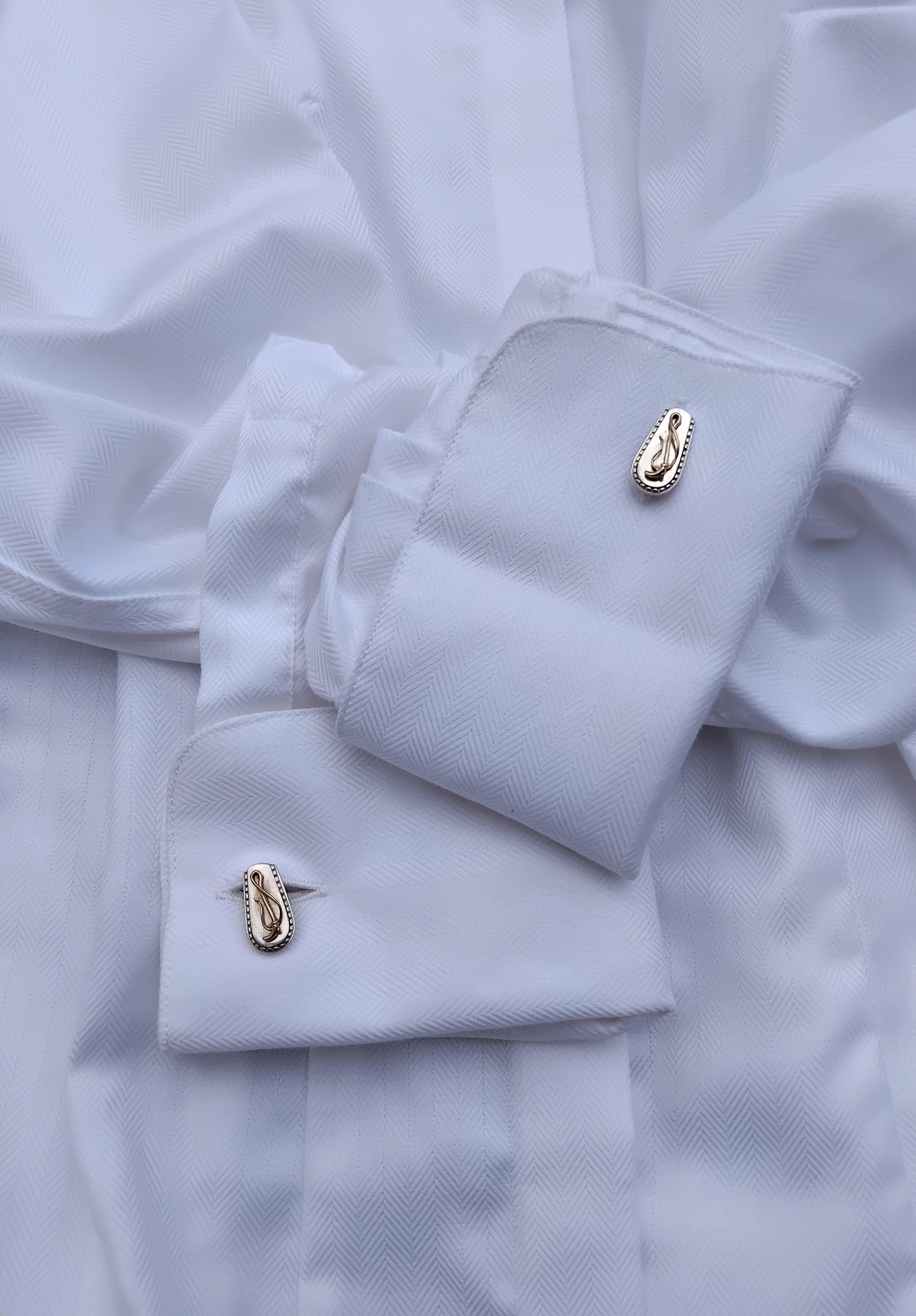 Boutons de manchette Hermès authentiques et exceptionnels

Le front a la forme d'une goutte ornée d'un fouet. Le dos a la forme d'une barre.

En argent et vermeil (argent recouvert d'or jaune)

