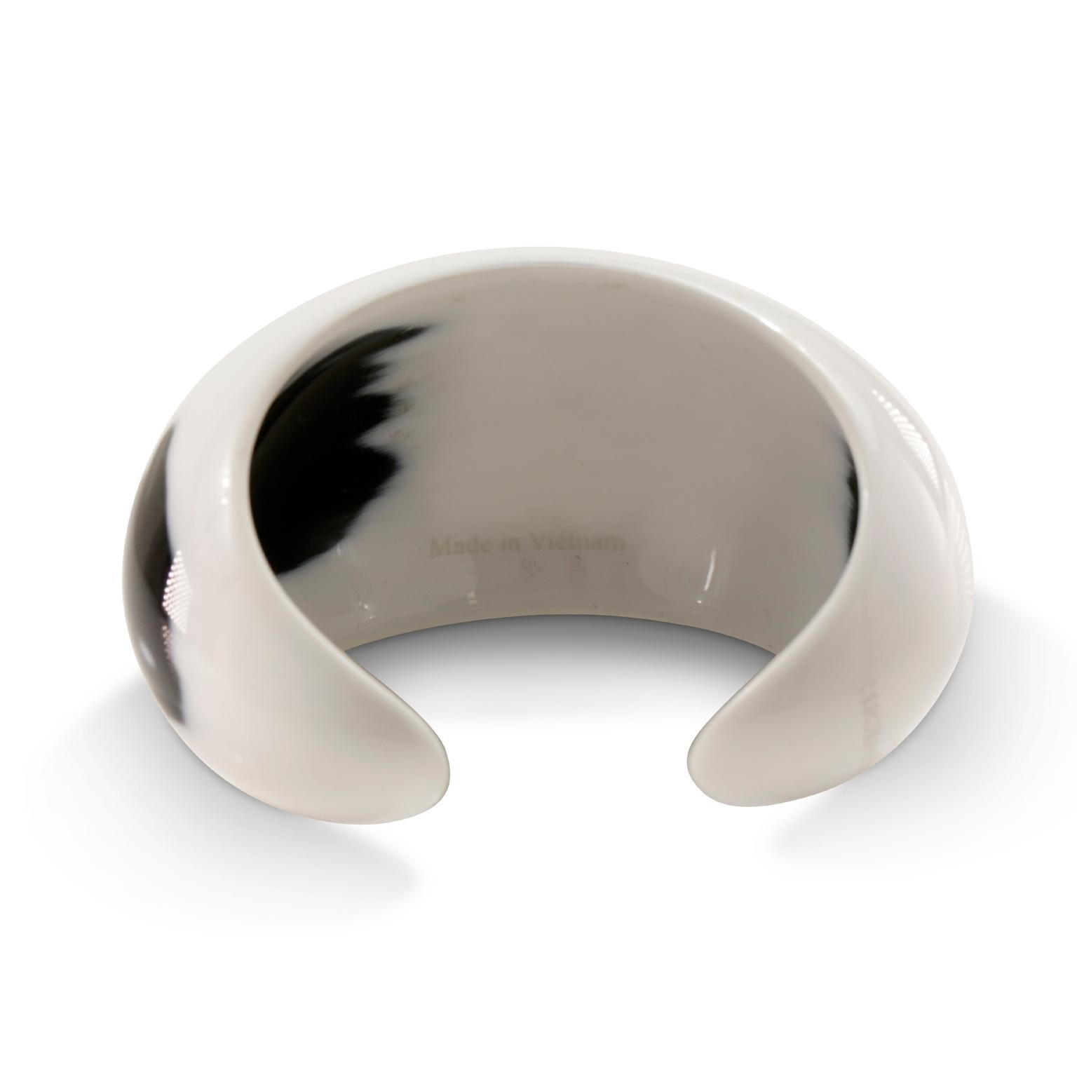 Hermès White and Black Horn Cuff Bracelet is in pristine condition.  Timeless and versatile, an Hermès cuff is the ultimate accessory.
White horn wide cuff bracelet with black markings.  Made in Vietnam.
