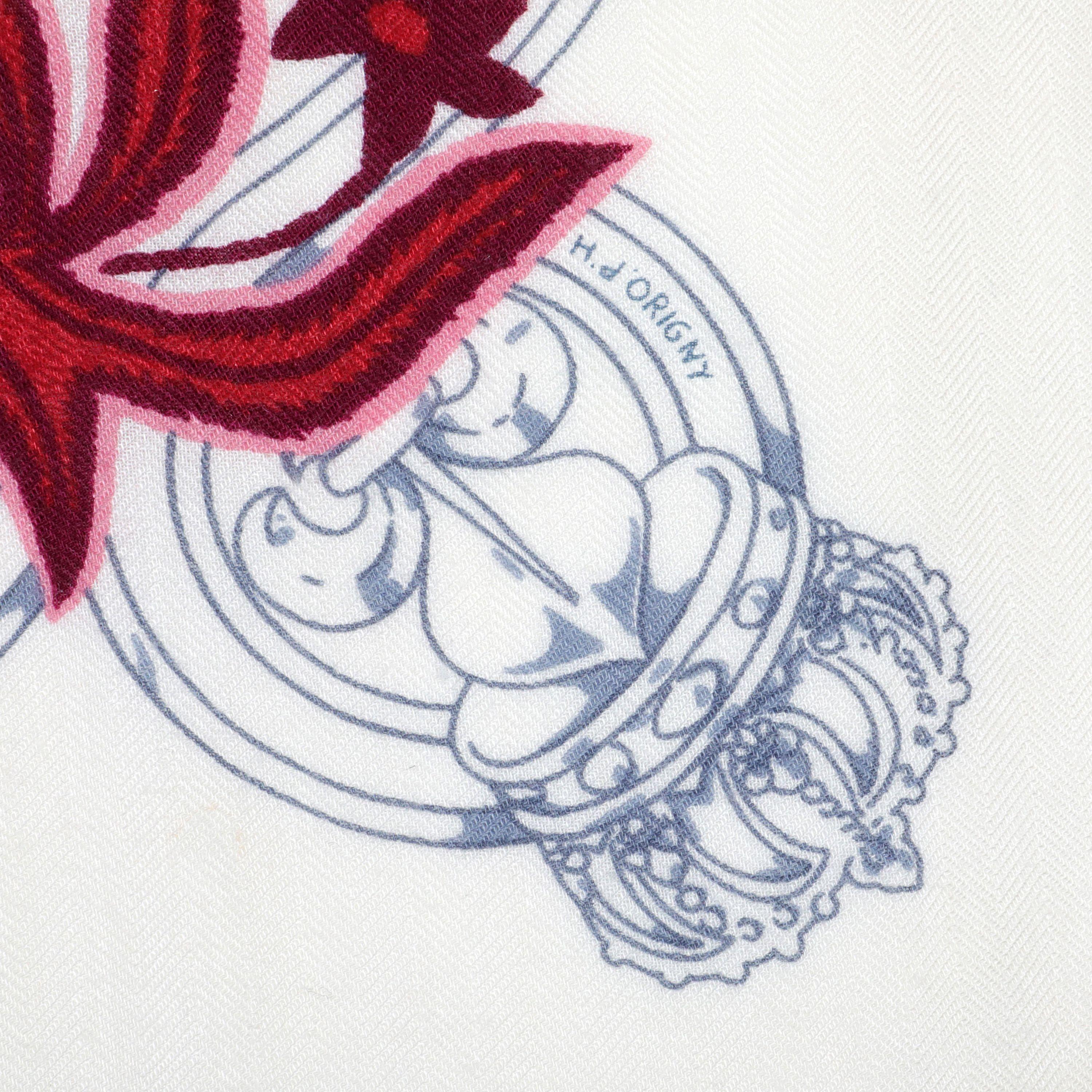 Cette authentique écharpe Floral Belts and Stirrups de Hermès, de couleur blanche, est en parfait état. Blanc avec un fond subtil sur le thème de l'équitation et des fleurs roses et violettes.  

ACO 13832
