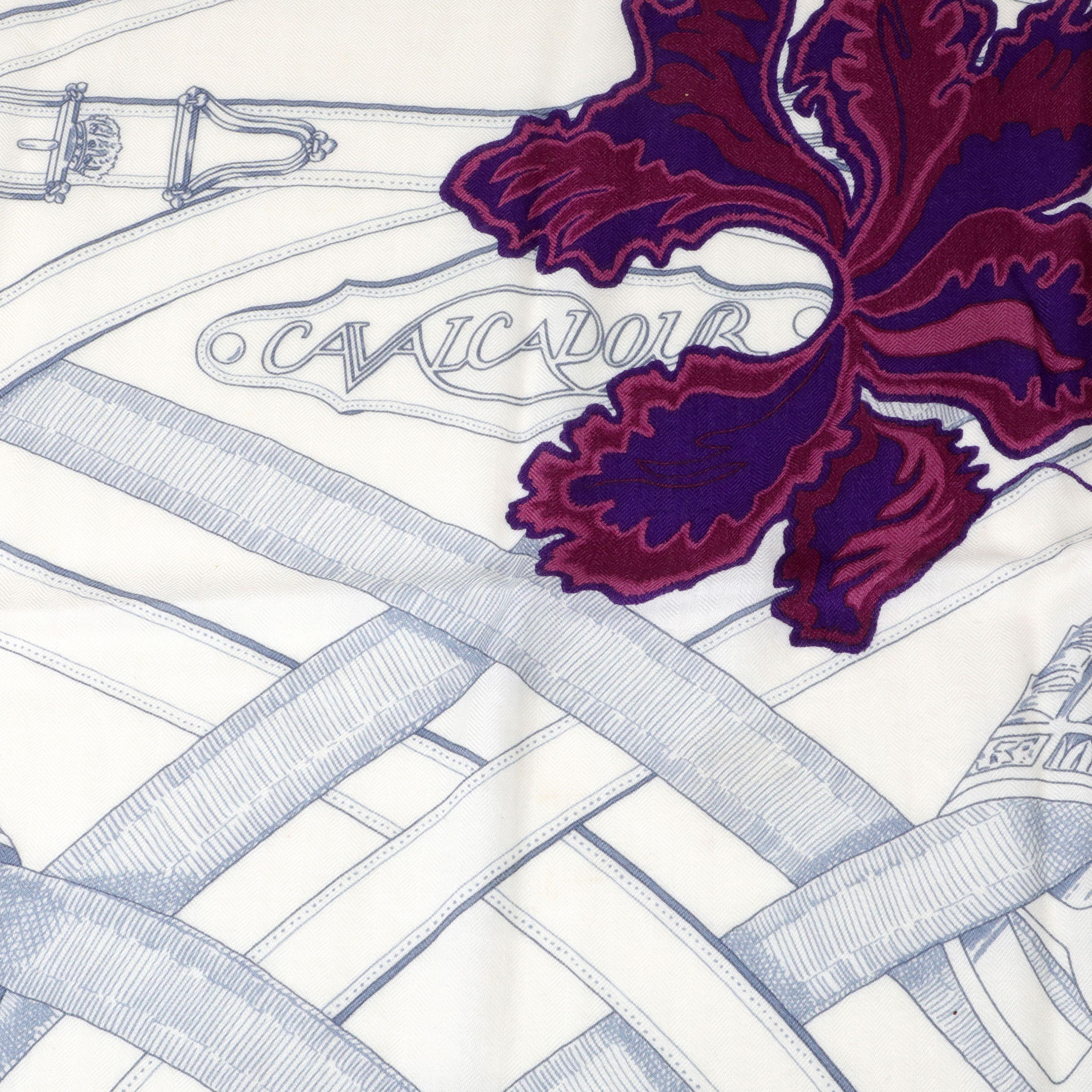 Hermès Weißer Gürtel und Steigbügel Floraler Schal  für Damen oder Herren im Angebot