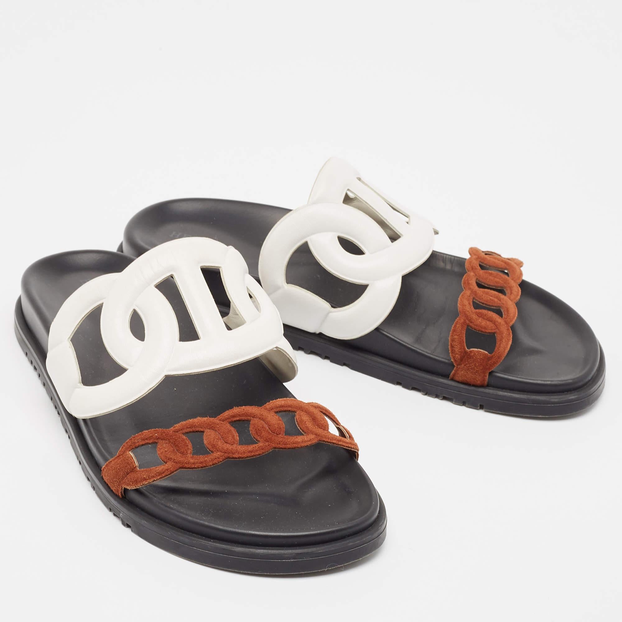 Hermes White/Brown Leather and Suede Extra Flat Sandals Size 38 In Good Condition For Sale In Dubai, Al Qouz 2