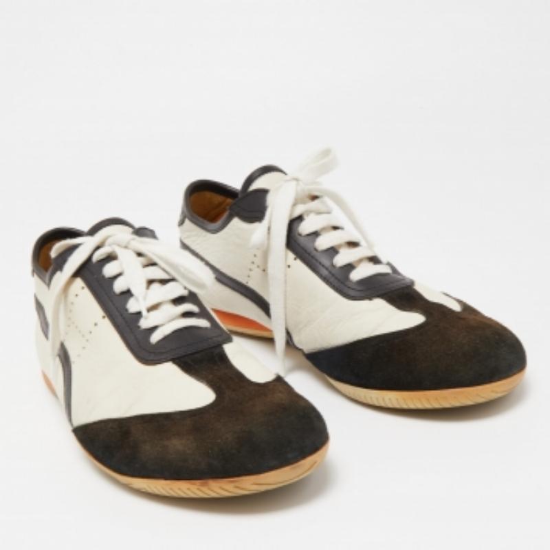 Hermes Weiß/Braun Leder und Wildleder Low Top Sneakers Größe 45 im Zustand „Gut“ im Angebot in Dubai, Al Qouz 2