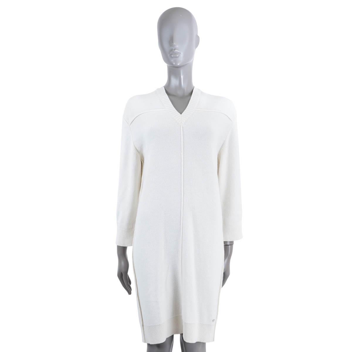 100% authentic Hermès knit dress in white cashmere (100%). Features inside-out seems, logo button and rib-knit V-neck, cuffs and hem. Unlined. Has been worn and is in excellent condition.

Measurements
Tag Size	38
Size	S
Shoulder Width	46cm