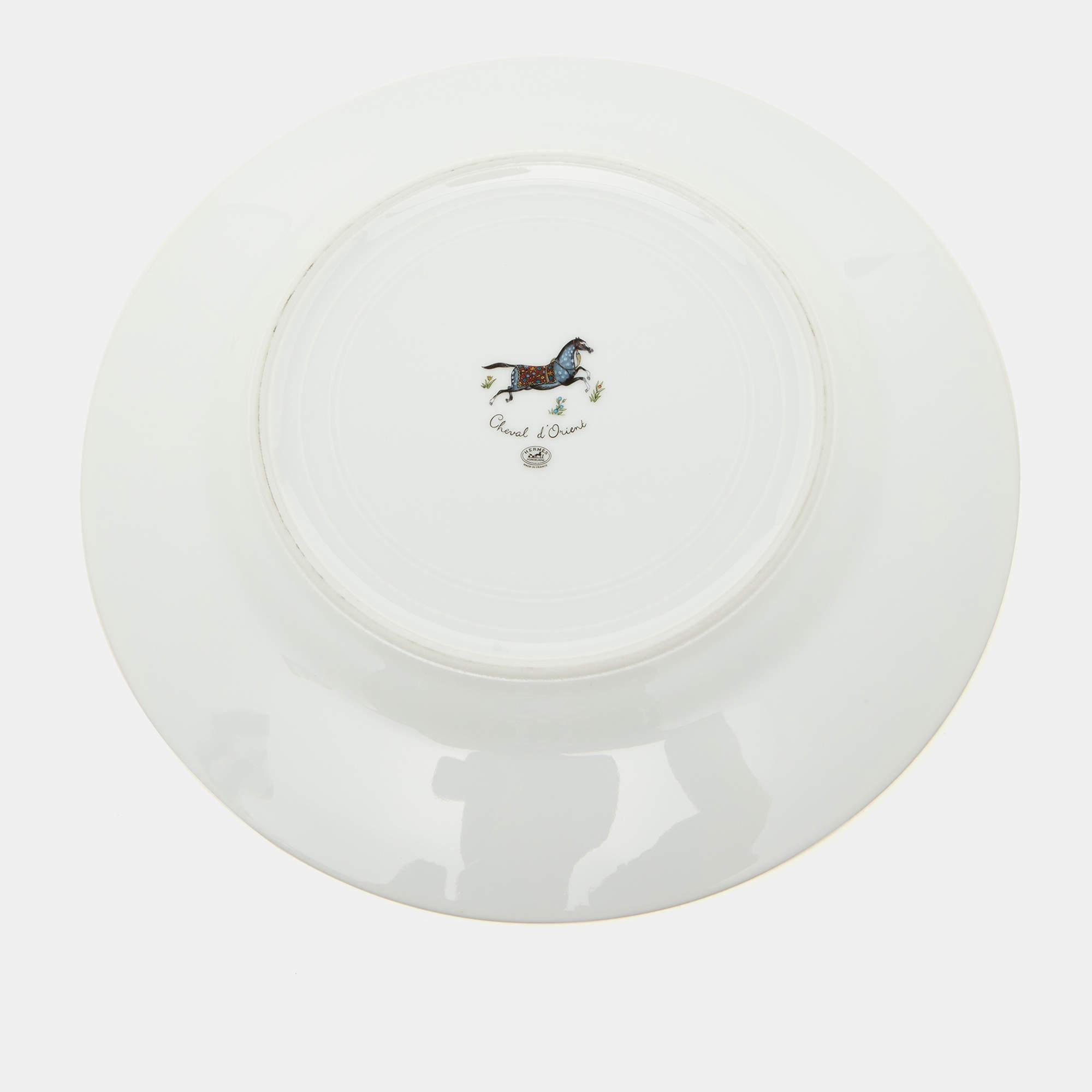 Hermes White Cheval d’Orient Rimmed Dinner Plates Set of 7 In Good Condition In Dubai, Al Qouz 2