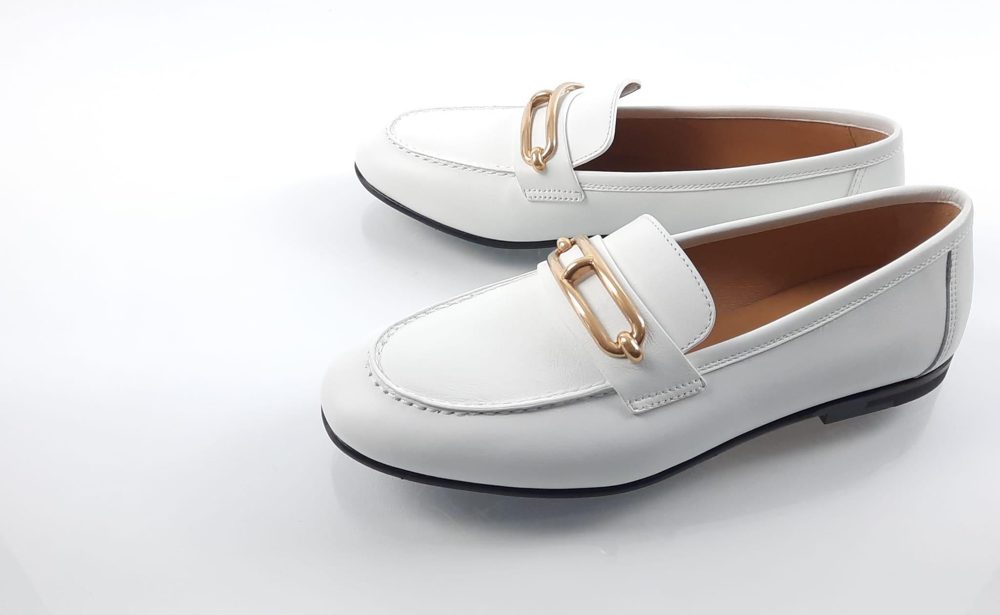 Size 39
Loafer in calfskin with iconic aged gold-plated Roulis buckle.
A timeless and elegant design.