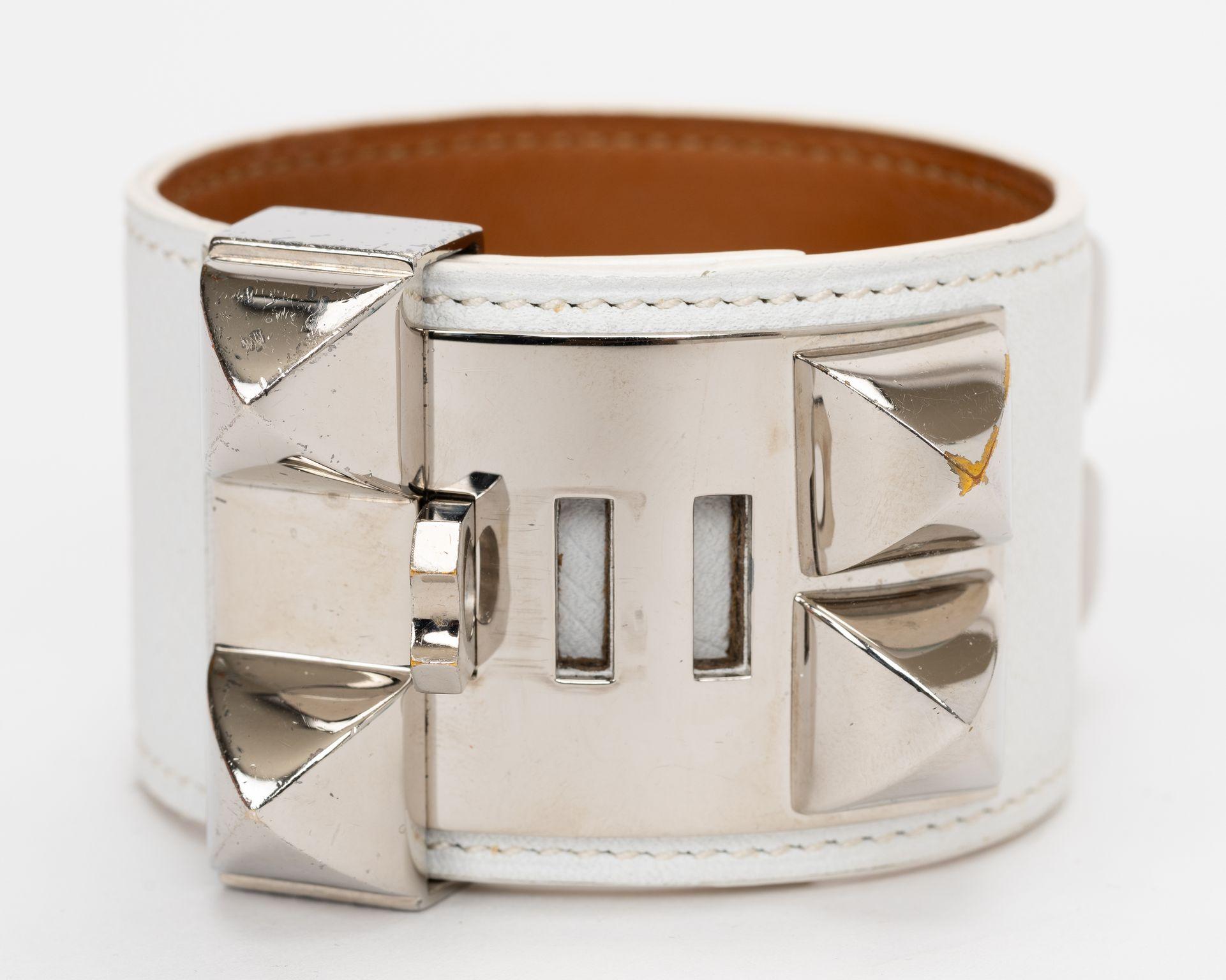 Bracelet Collier De Chien Hermes en cuir blanc avec palladium. Timbre de date A. Livré avec son étui d'origine.