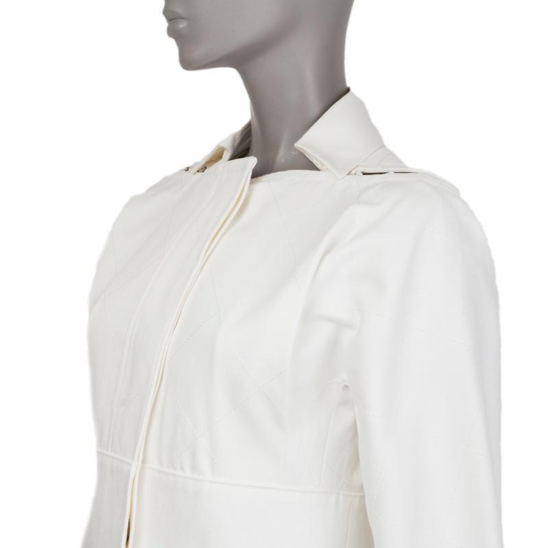 Manteau matelassé Hermès SS'17 en coton blanc cassé (100%). Avec col plat, fentes à nœuds sur les épaules, plis sur le devant, poignets plissés, pli creux au dos fermé par un bouton et deux poches fendues sur les côtés. Se ferme à l'aide de boutons