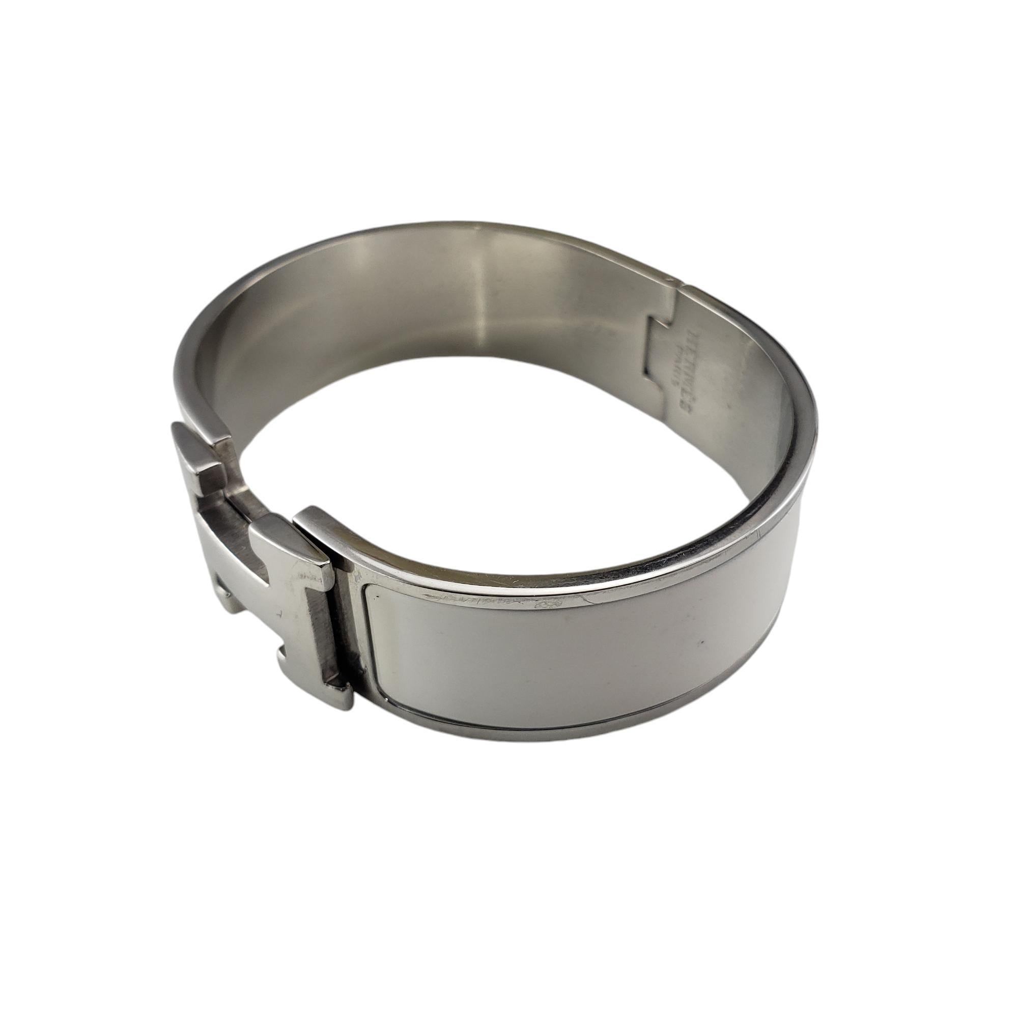 Hermes White Enamel Clic Clac H Bracelet #18832 In Good Condition In Washington Depot, CT