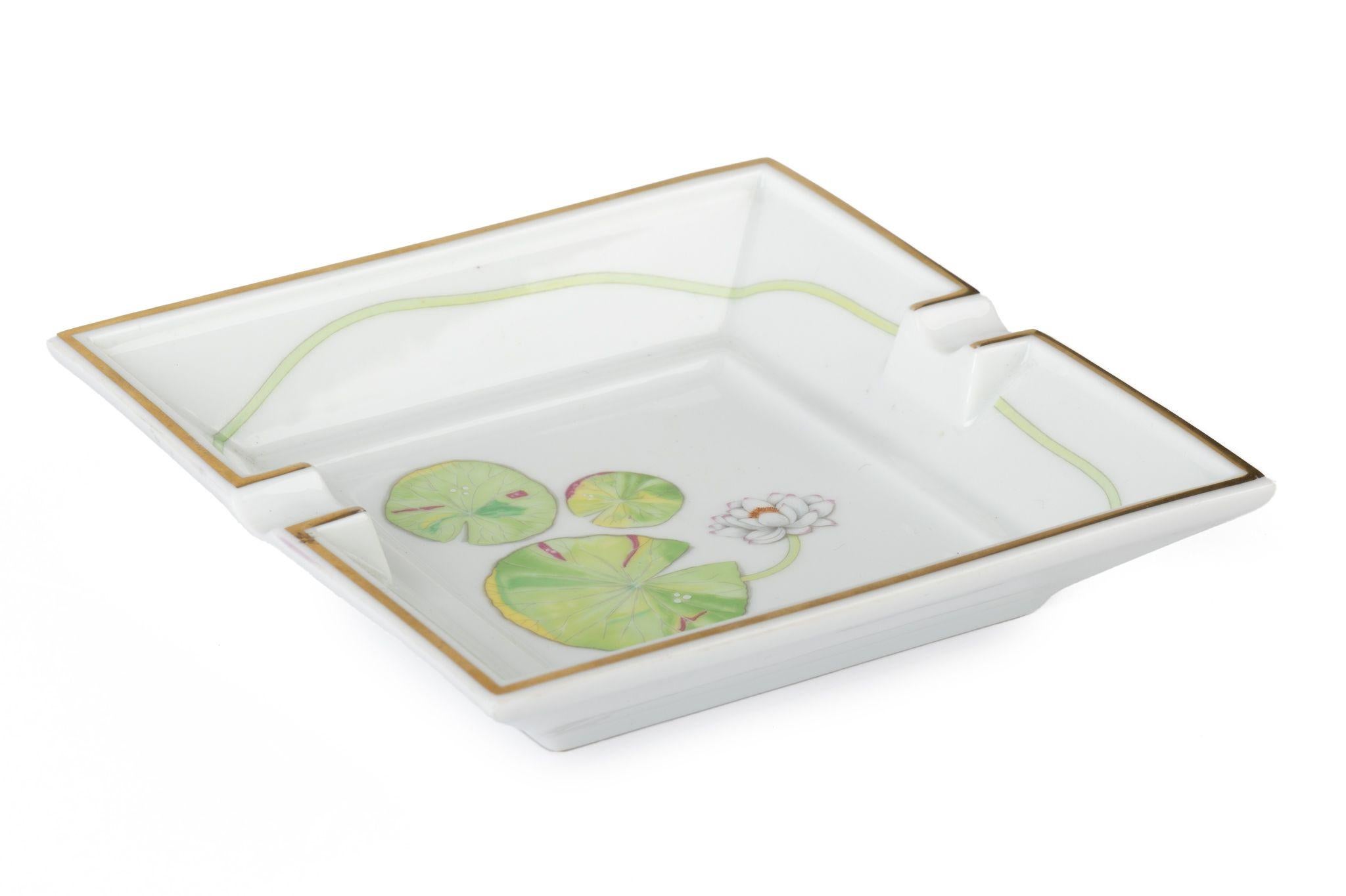 Aschenbecher mit Hermès-Signatur aus weißem Porzellan mit Wasserlilienmotiv in Weiß und Grün.