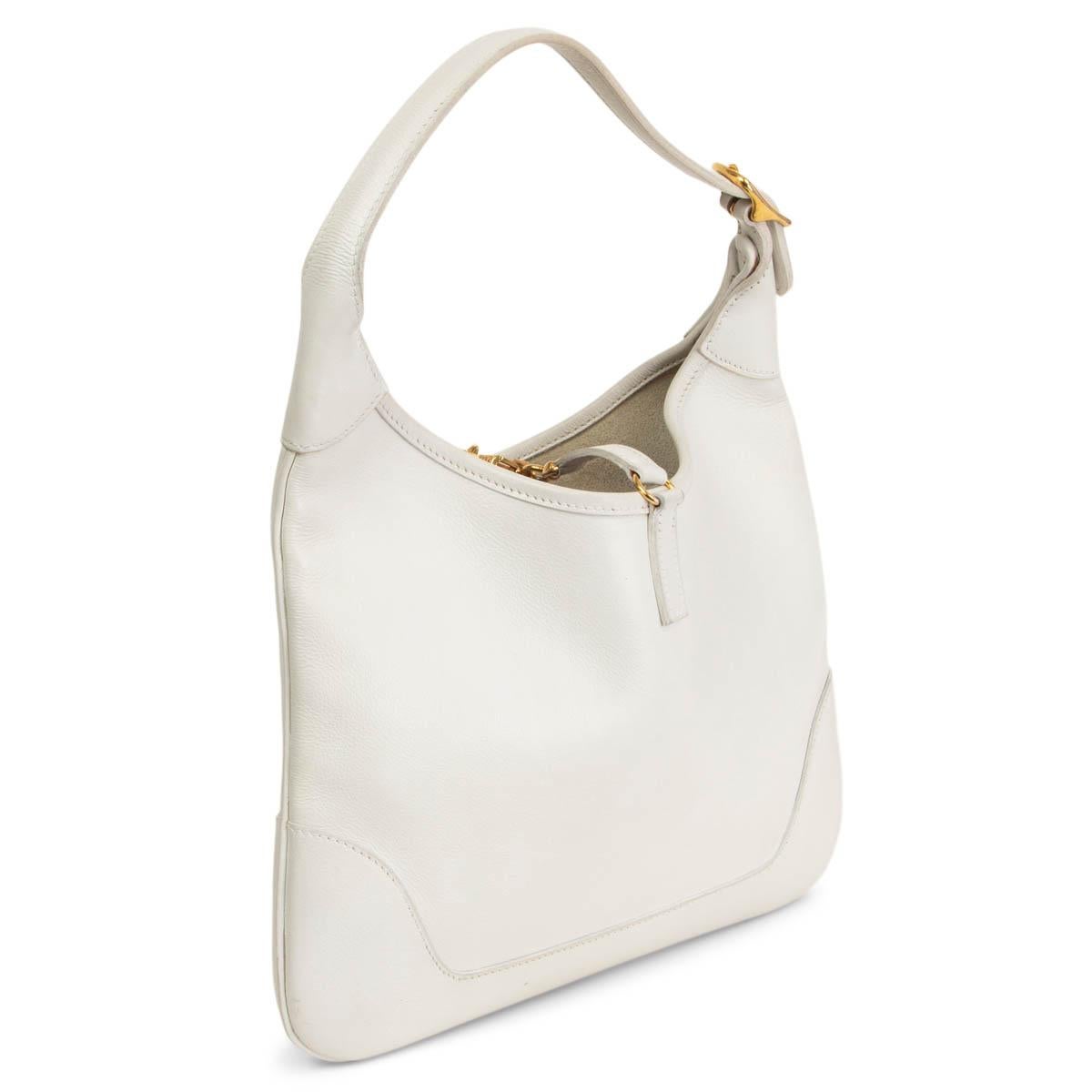 100% authentic Hermès Vintage Trim 31 shoulder bag in white Veau Gulliver featuring gold-tone hardware. Closes with a buckle on front. Unlined. Has been carried with some faint wear to the edges. Overall in very good Vintage condition. Comes with