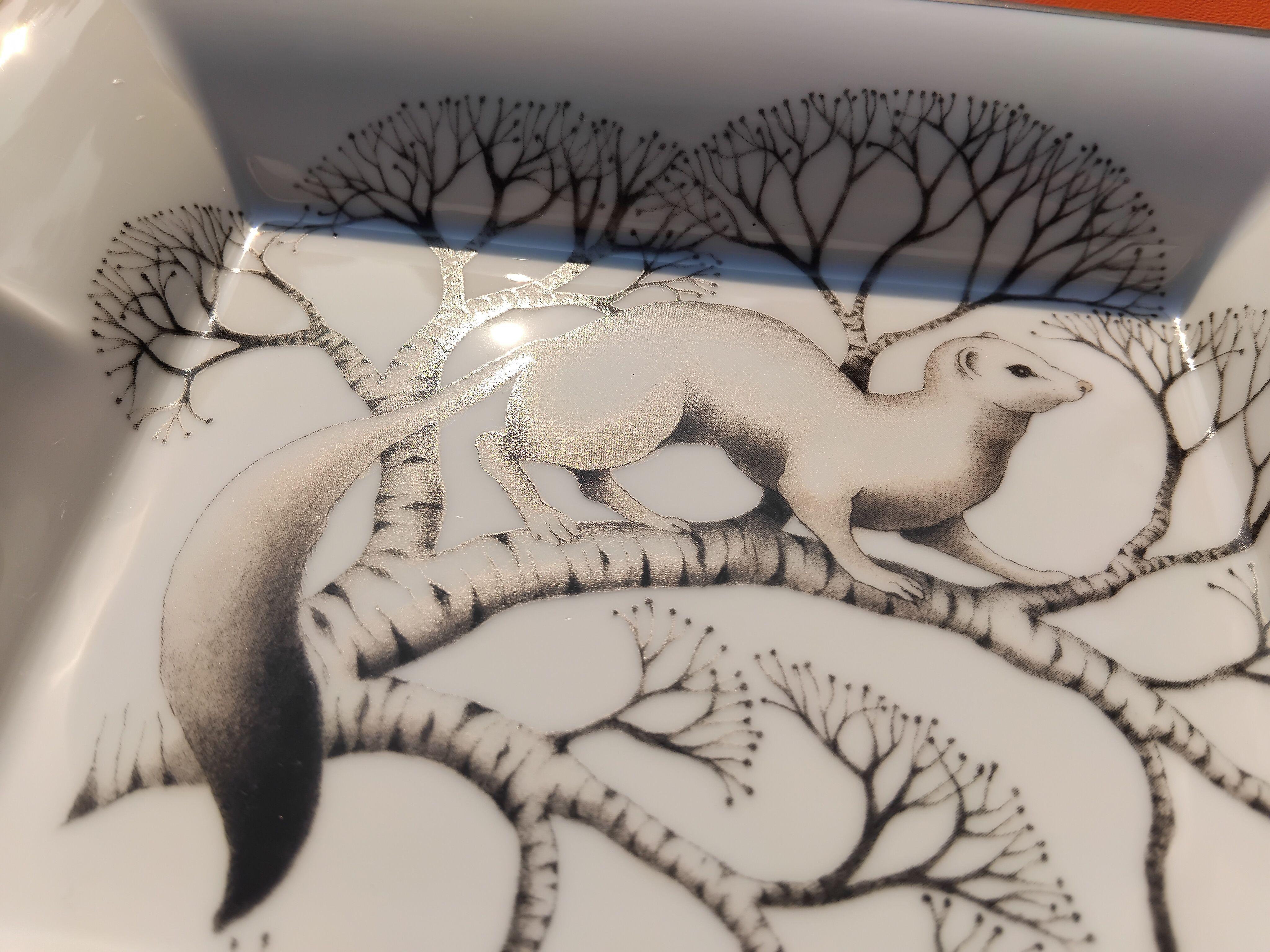 Hermès White Hermine Print Zigarren Aschenbecher ändern Tablett Porzellan und Platin im Angebot 11