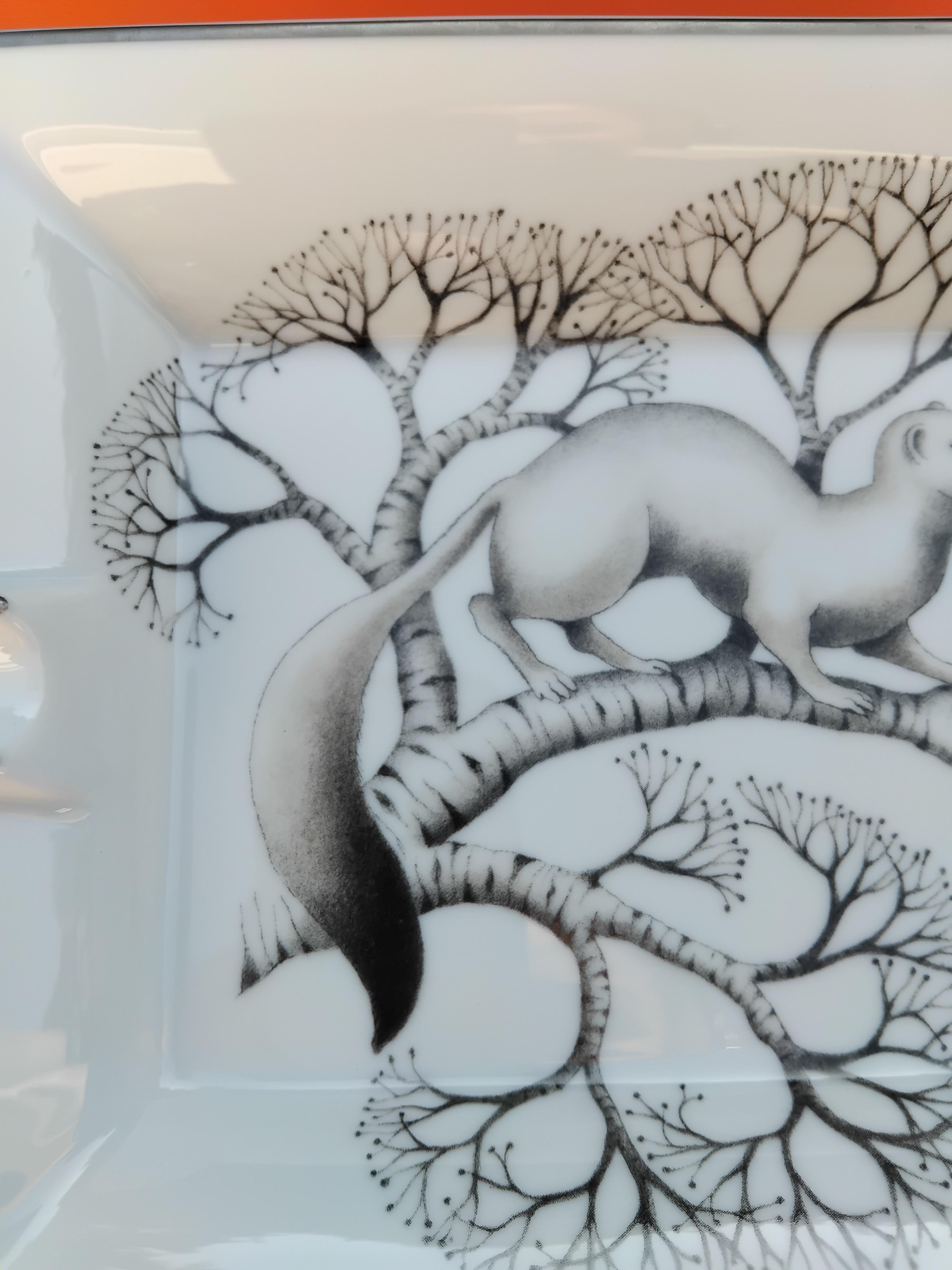 Hermès White Hermine Print Zigarren Aschenbecher ändern Tablett Porzellan und Platin (Weiß) im Angebot